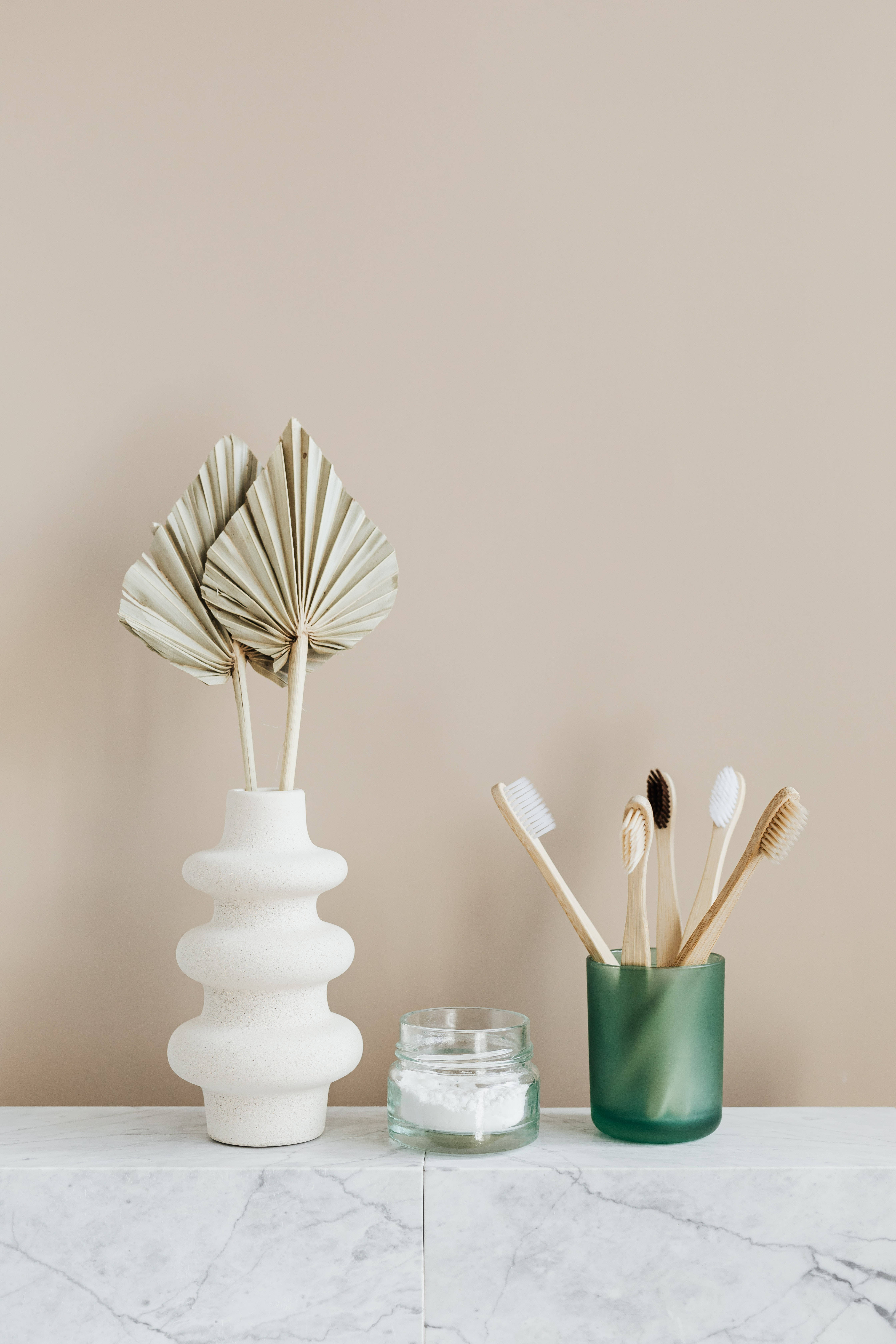 O Contemplare Senină într-un Spațiu Minimalist Verde Fundal