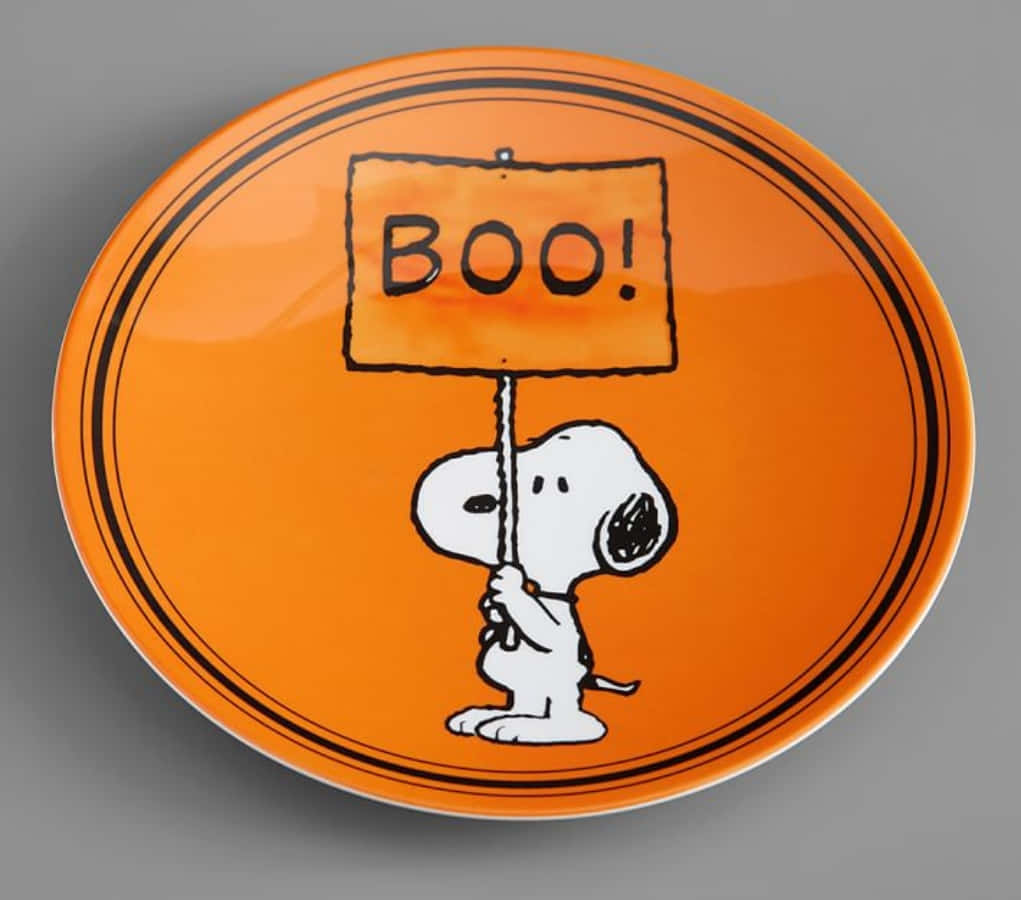 o farfurie cu un Snoopy care ține un semn cu „Boo” Fundal