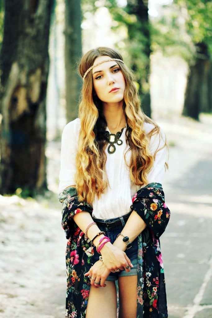 o fată în rochii florale și pantaloni scurți pozează pe trotuar Fundal