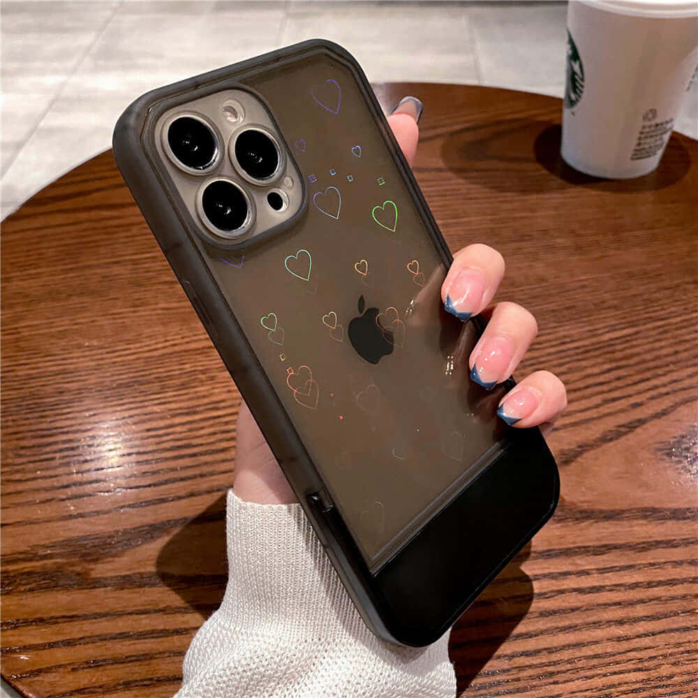 o femeie care ține o husă de iPhone 11 cu inimioare pe ea Fundal