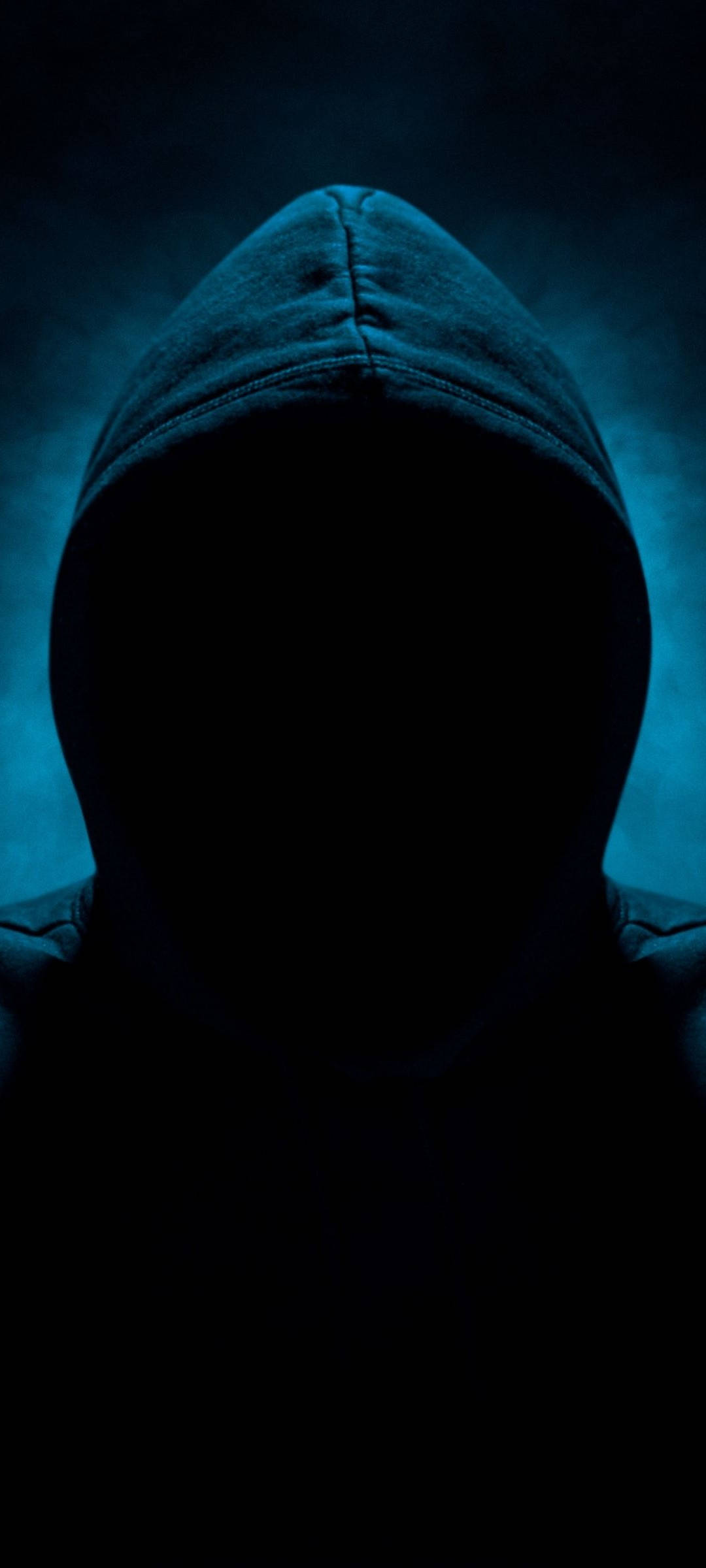 O figură misterioasă cu glugă prezentând smartphone-ul de ultimă oră Realme 7. Fundal