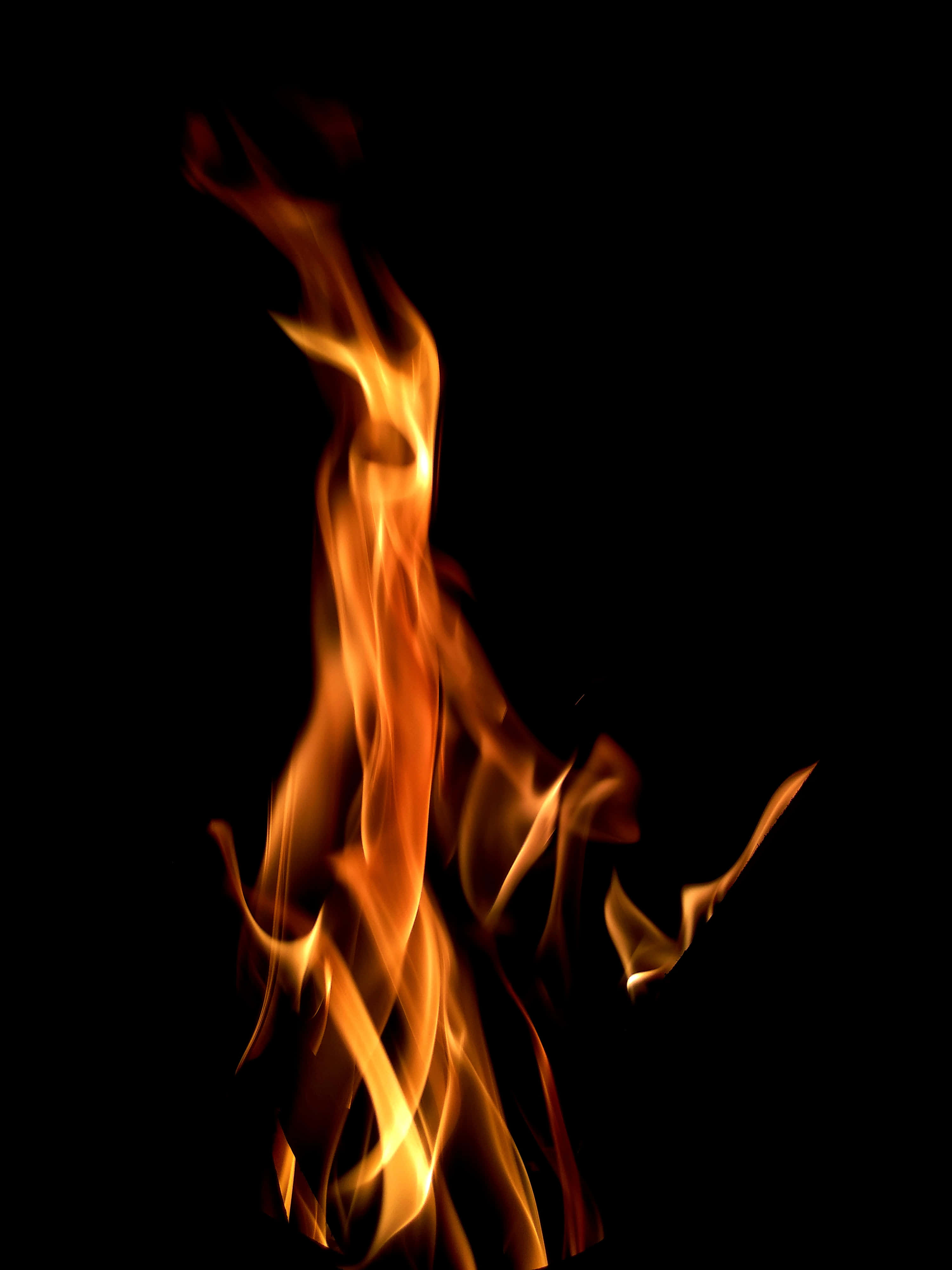 o flamă de foc pe un fundal negru Fundal