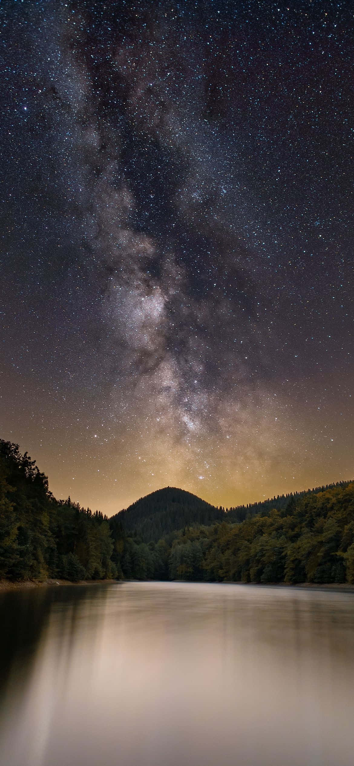 O fotografie a unui răsărit în spatele unui lanț muntelui. Fundal