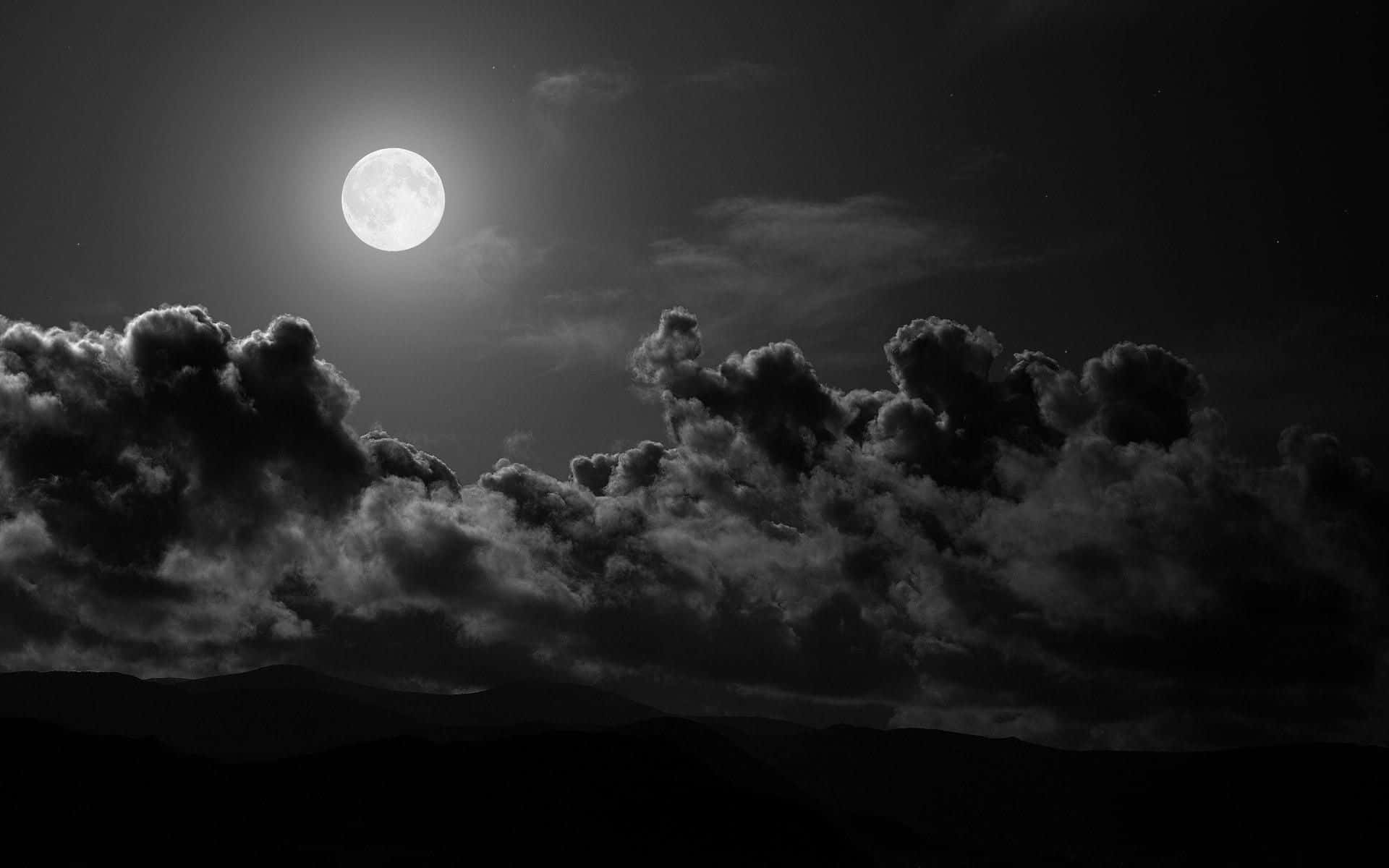 o fotografie alb-negru cu luna și norii Fundal