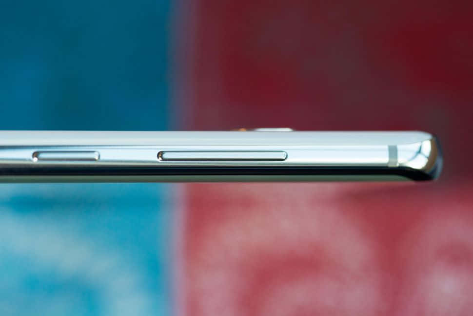 o imagine de aproape a spatelui unui telefon argintiu Fundal