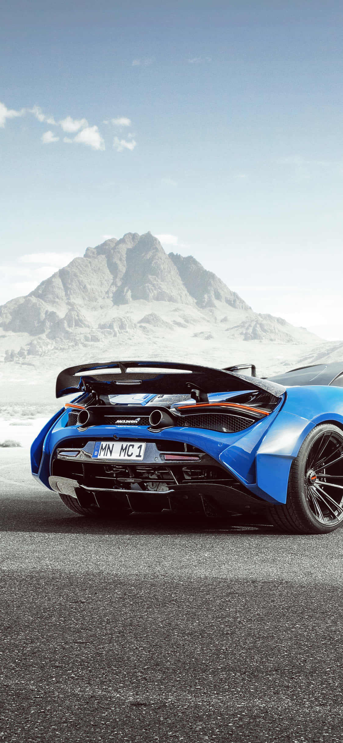 O imagine renderizată a luxosului iPhone Xs și McLaren 720s în același cadru Fundal
