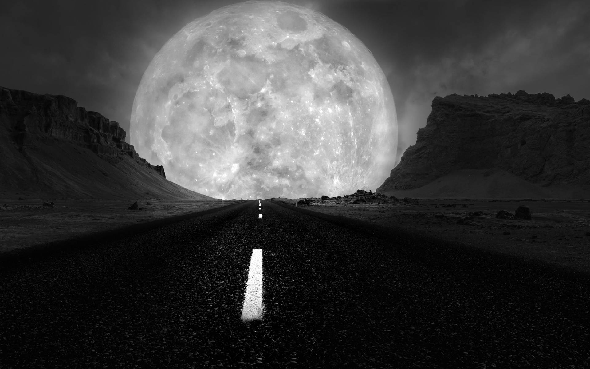 O imagine uimitoare a Lunii Galaxiei în tonuri de gri deasupra unui drum singuratic Fundal