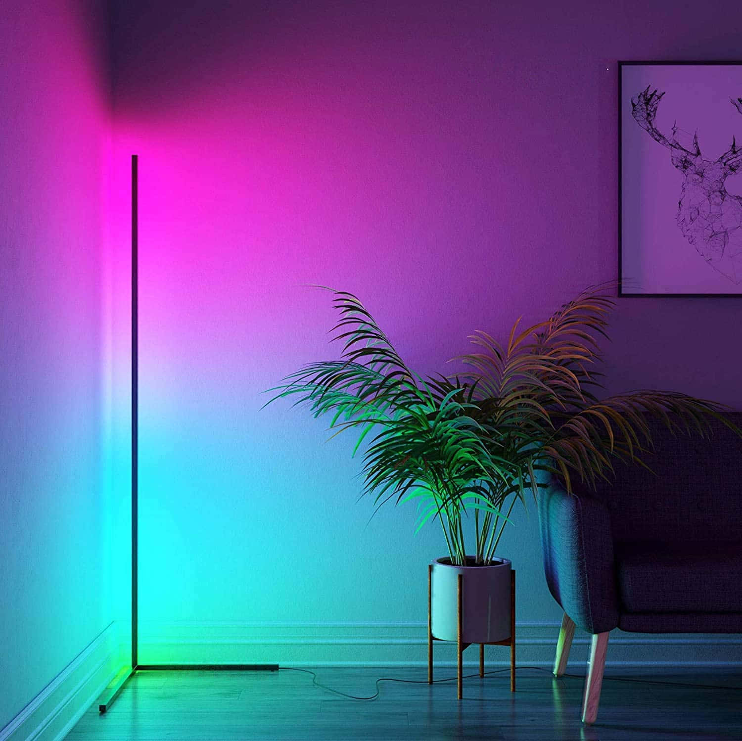 o lampă de podea colorată într-o cameră cu o canapea Fundal