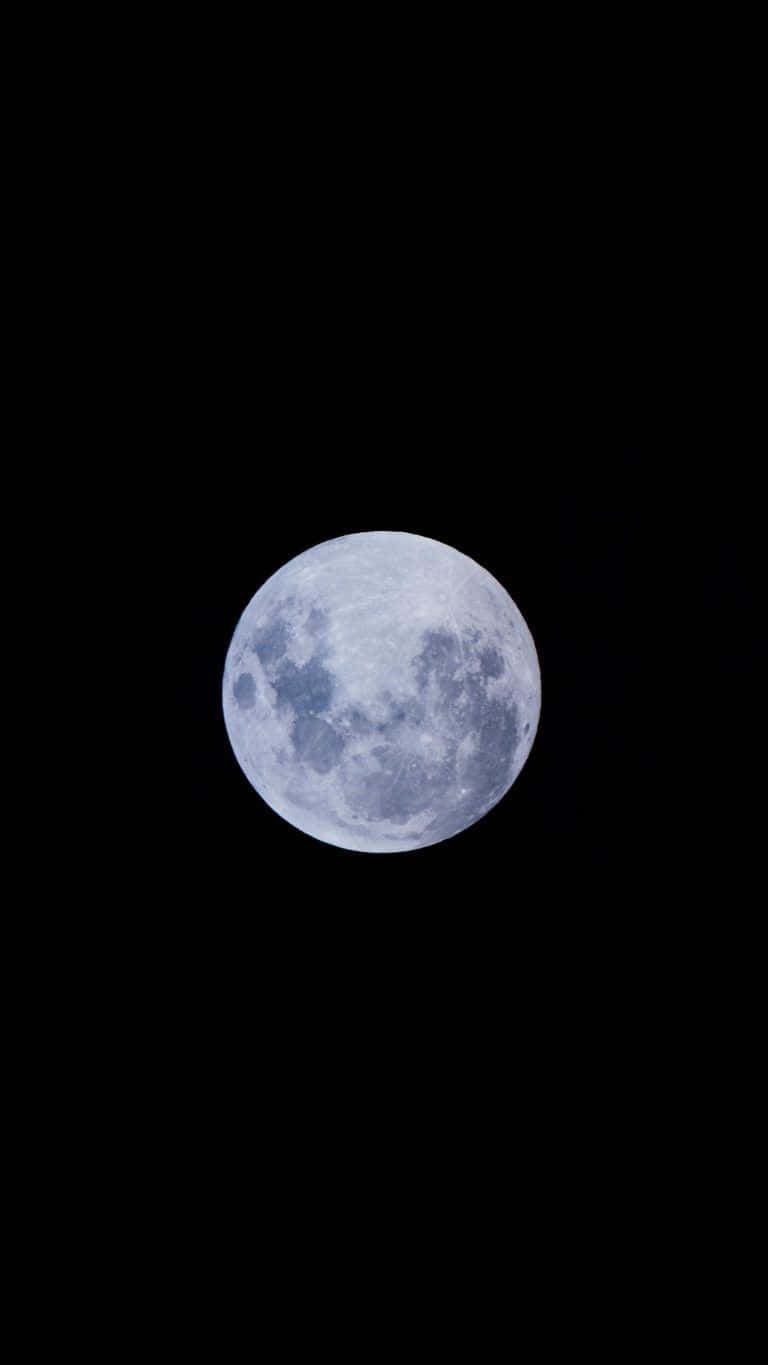 o lună plină se vede pe cerul întunecat Fundal