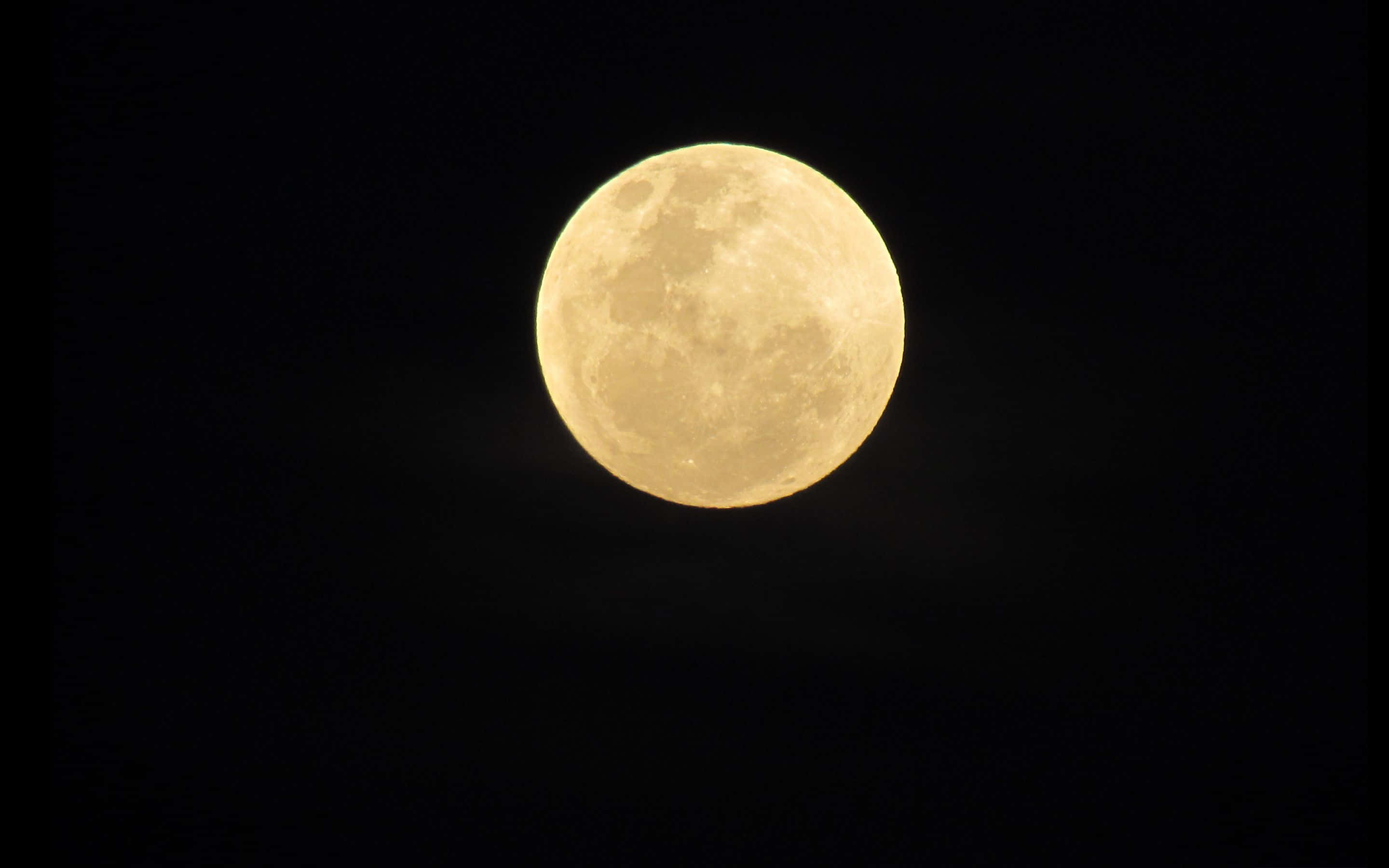 o lună plină se vede pe cerul întunecat Fundal