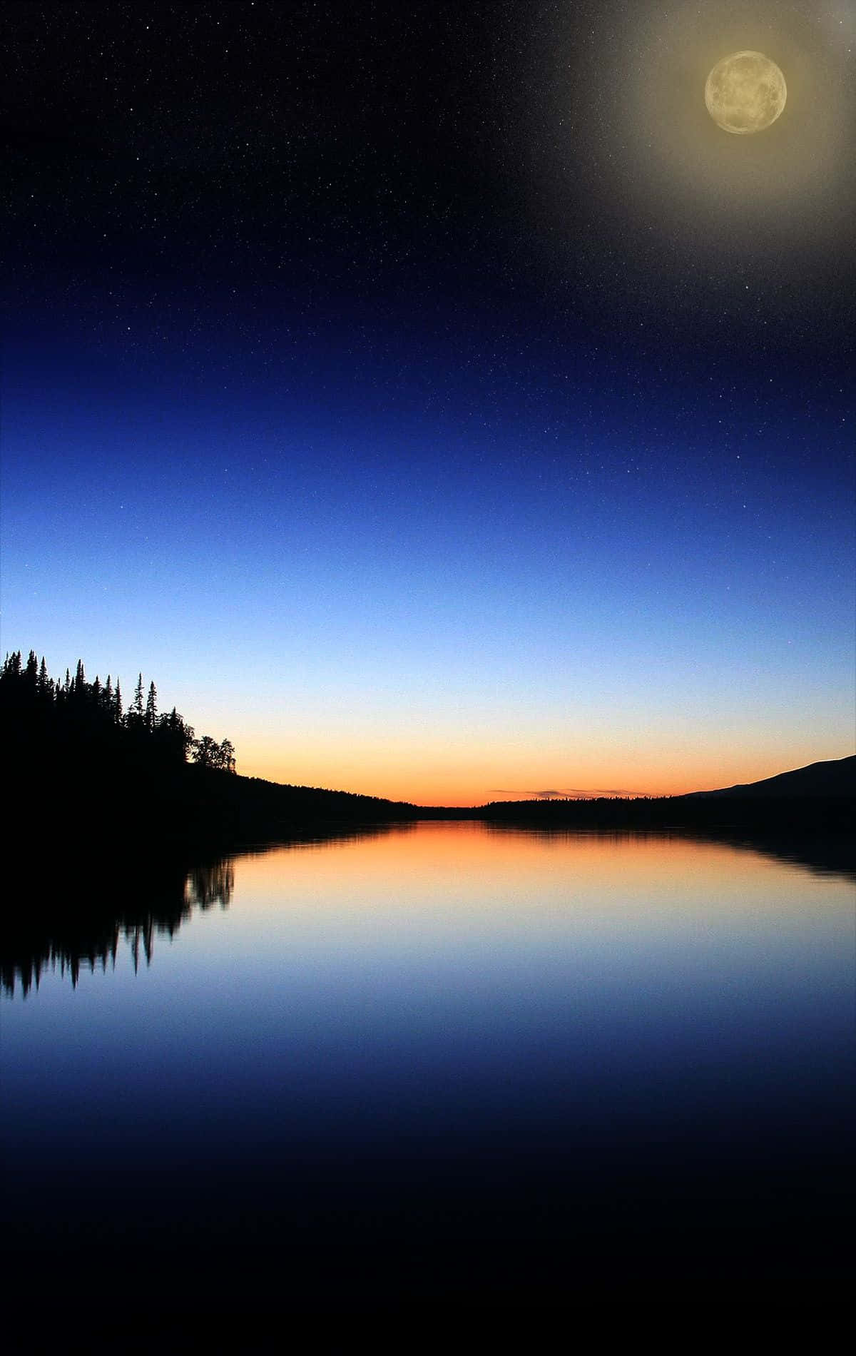 o lună reflectată într-un lac noaptea Fundal