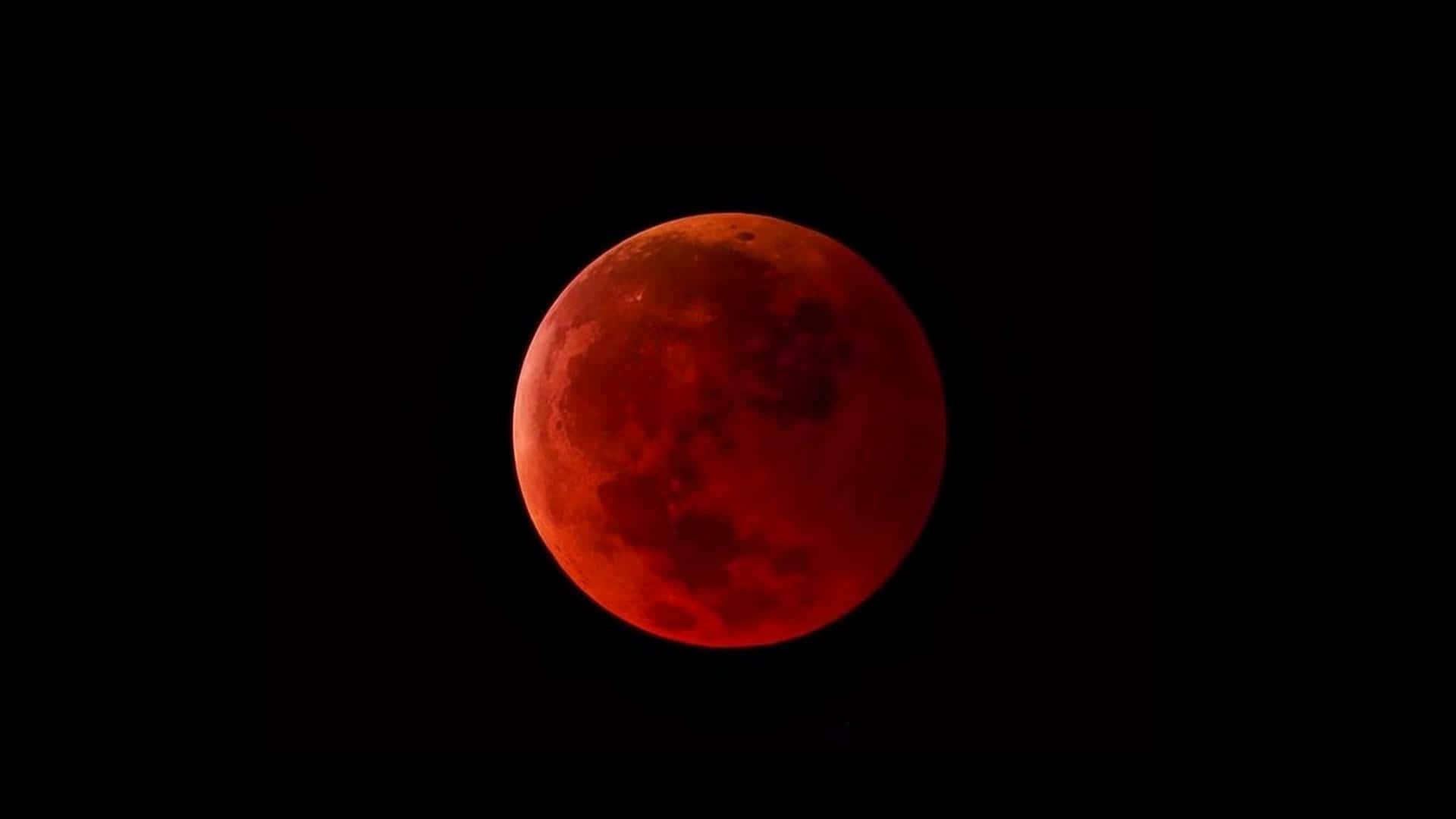 o lună roșie se vede pe cer Fundal
