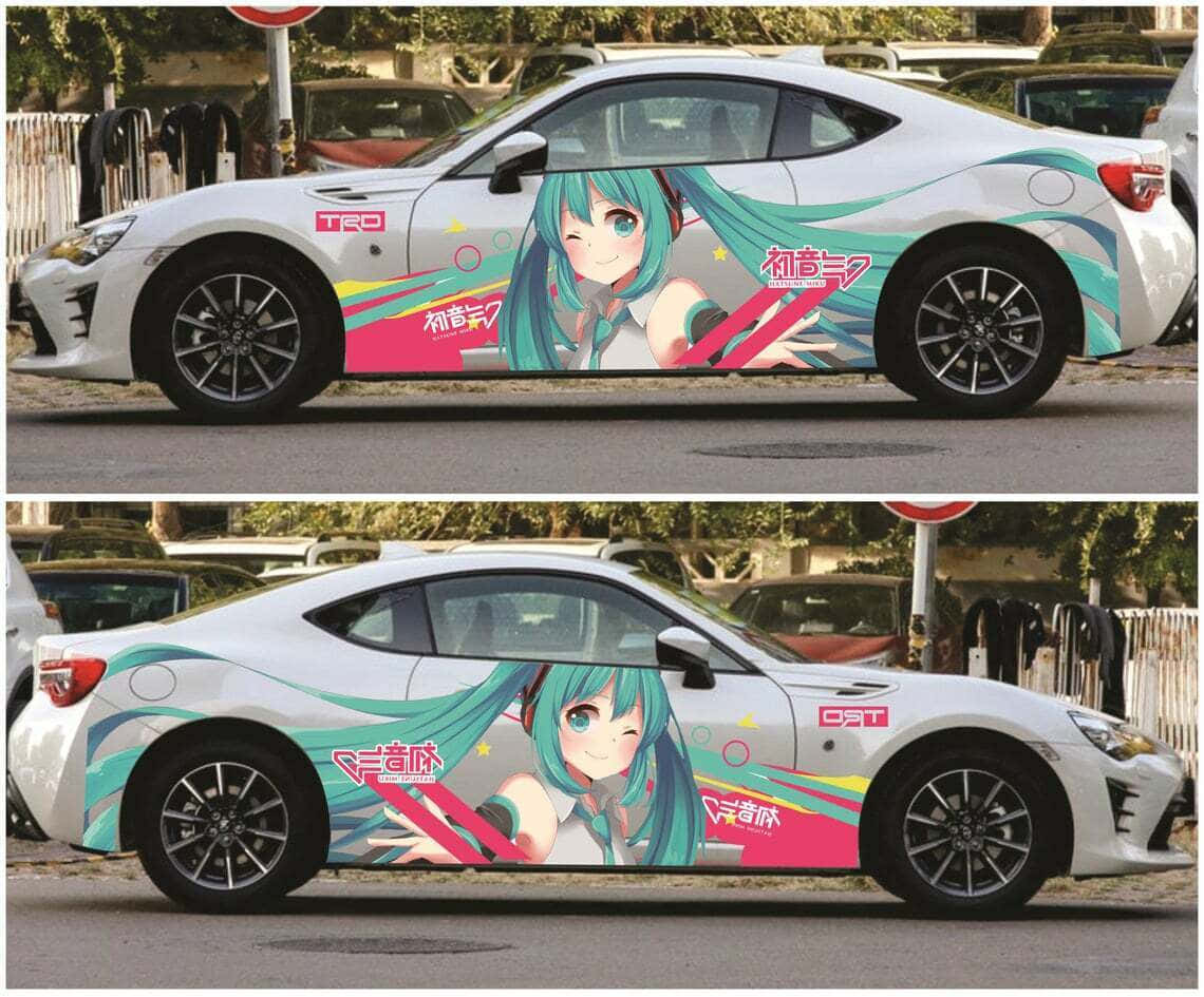 o mașină cu personaje anime pe ea Fundal