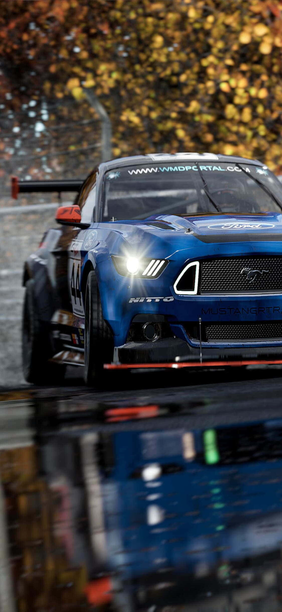 o mașină de curse Mustang albastră în ploaie Fundal