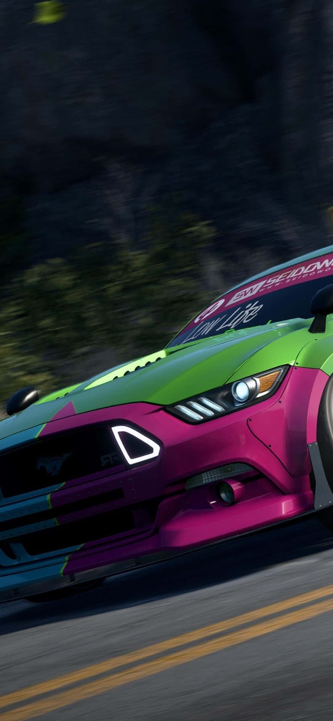 o mașină de curse mustang colorată coborând un munte Fundal