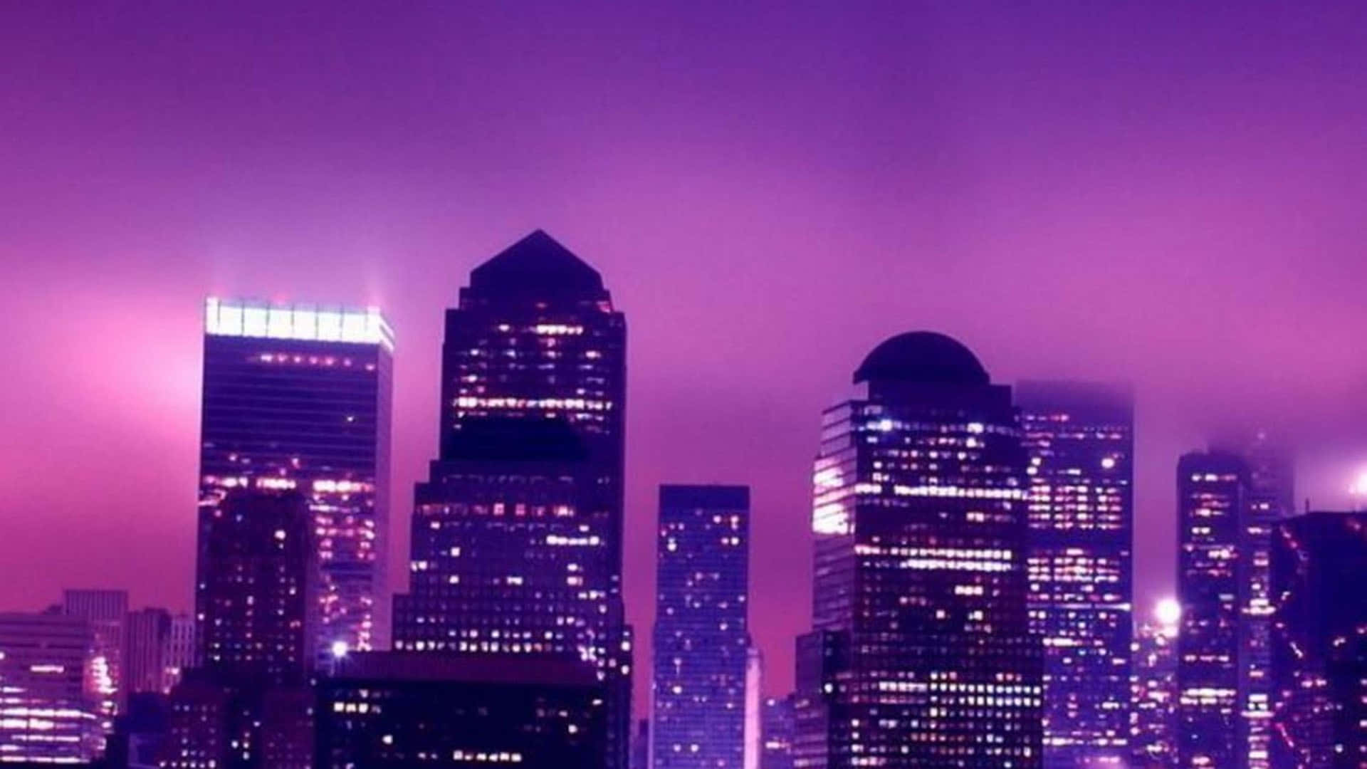 O nuanță vibrantă de violet pe un fundal moale alb. Fundal