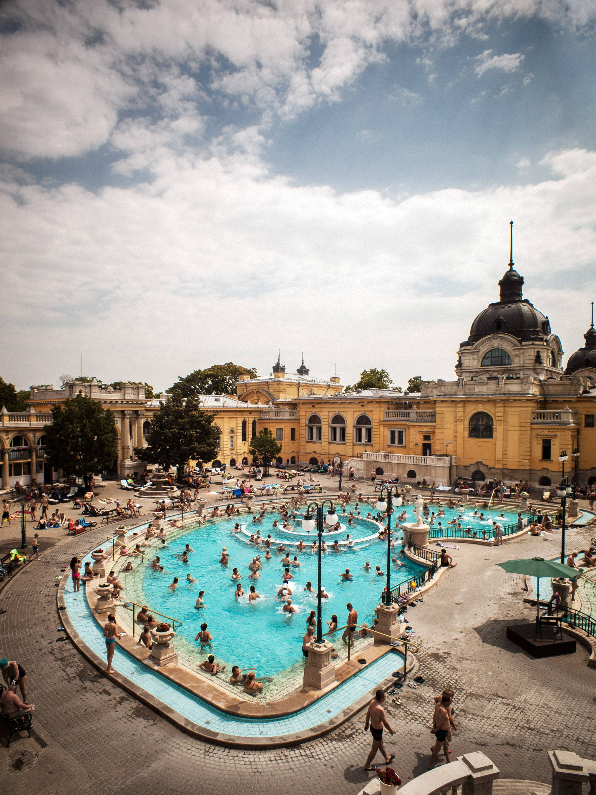 o piscină mare cu oameni în ea Fundal