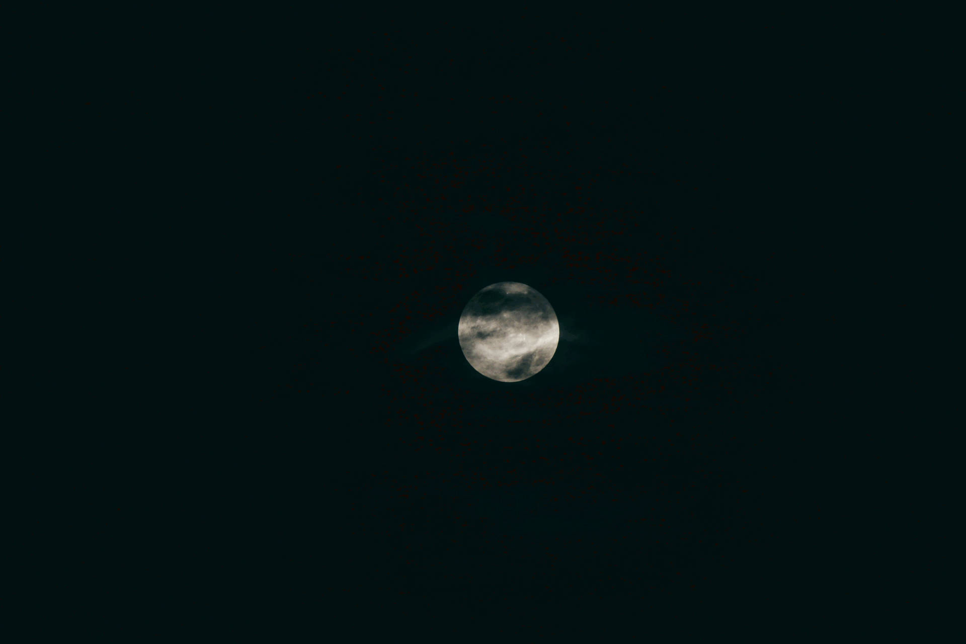 Lună plină pe cerul întunecat al miezului nopții. Spațiul cosmic negru pur cu lumina strălucitoare a lunii. — Luna Fundal