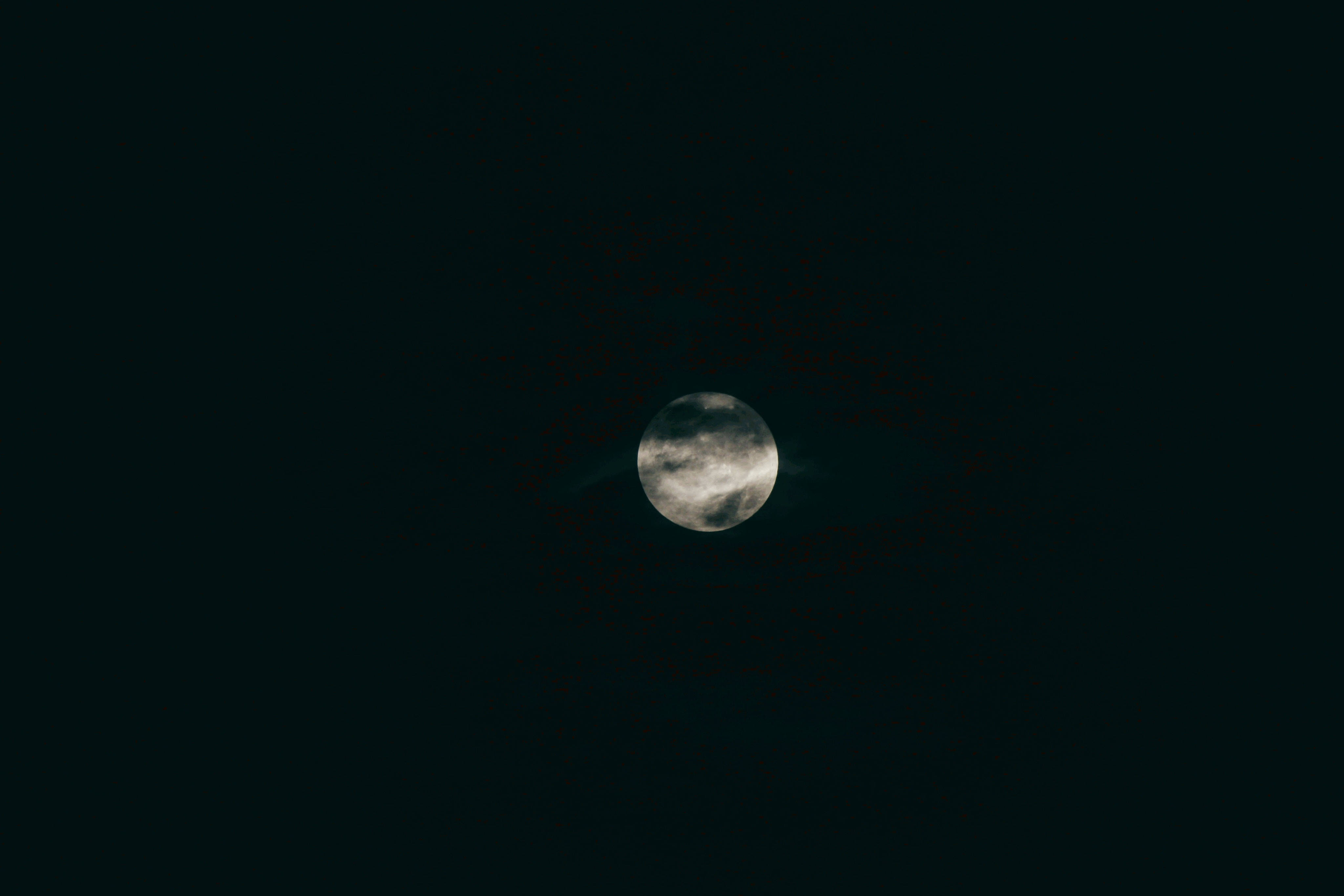 O priveliște misterioasă și izbitoare – luna plină. Fundal