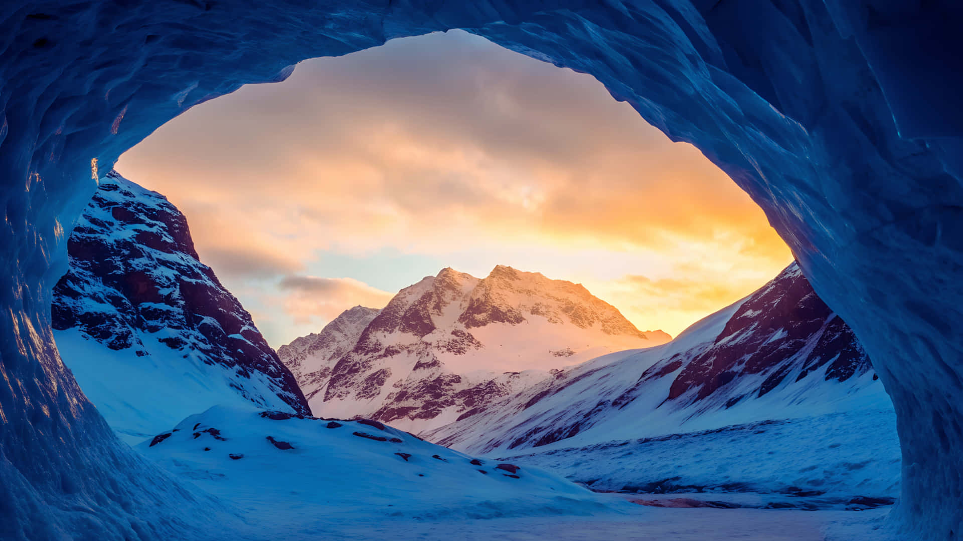 gheață,peșteră,munte,zăpadă,glaciar,iarnă,peisaj,natură,frig,albastru,portocaliu,cer,apus,răsărit,vedere,frumos,nealterat,înghețat,sălbăticie,vârf