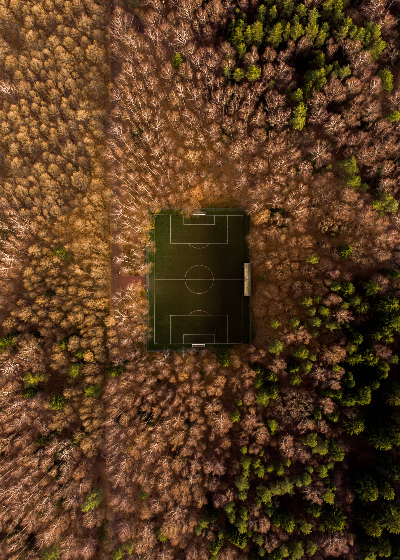 Teren de fotbal înconjurat de copaci vedere aeriană wallpaper. — Fotbal Fundal