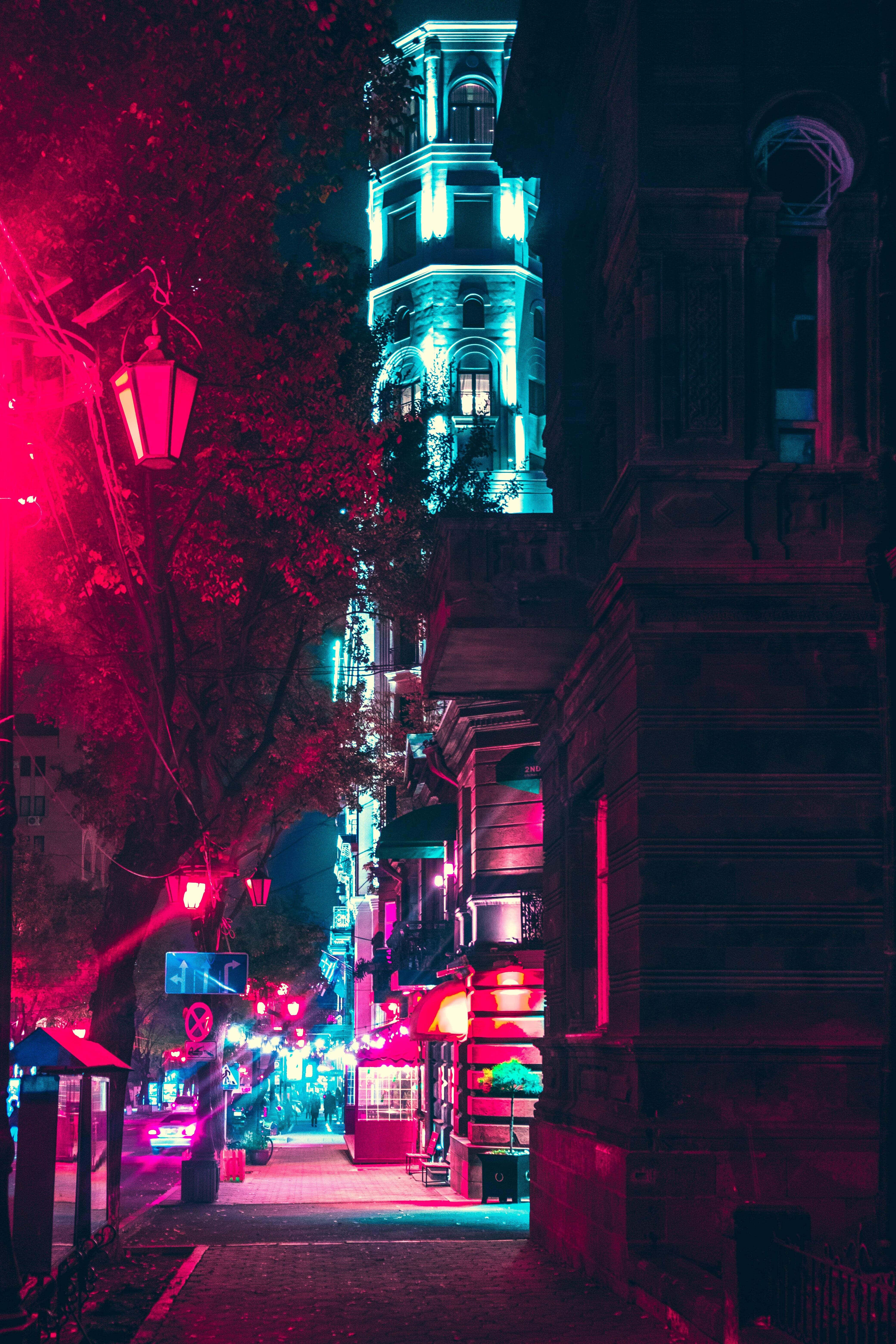 O privire futuristă asupra unui oraș luminat cu neon Fundal