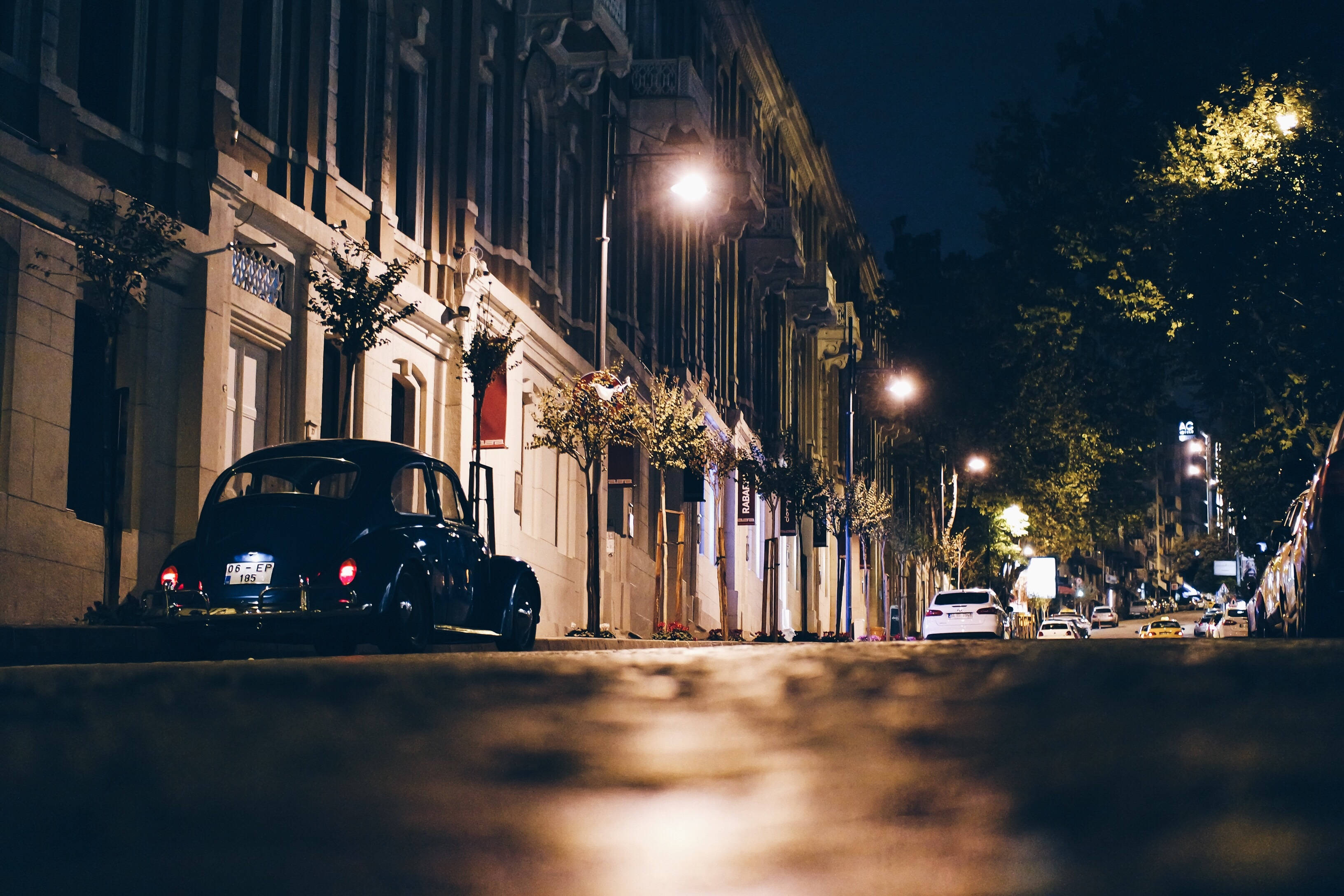 O stradă nocturnă aglomerată în inima orașului. Fundal