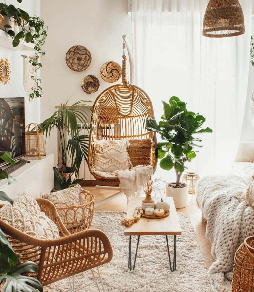 o sufragerie cu multe plante și mobilier din rattan Fundal