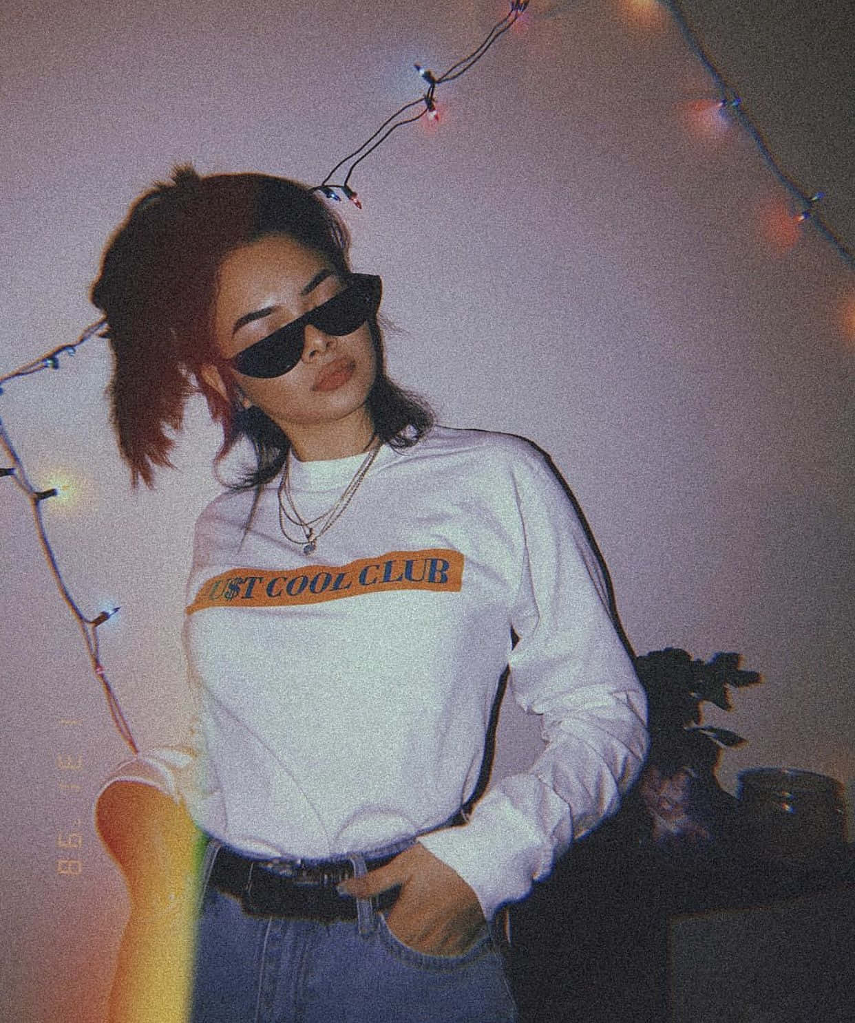 O tânără frumoasă cu un stil de machiaj îndrăzneț. Fundal