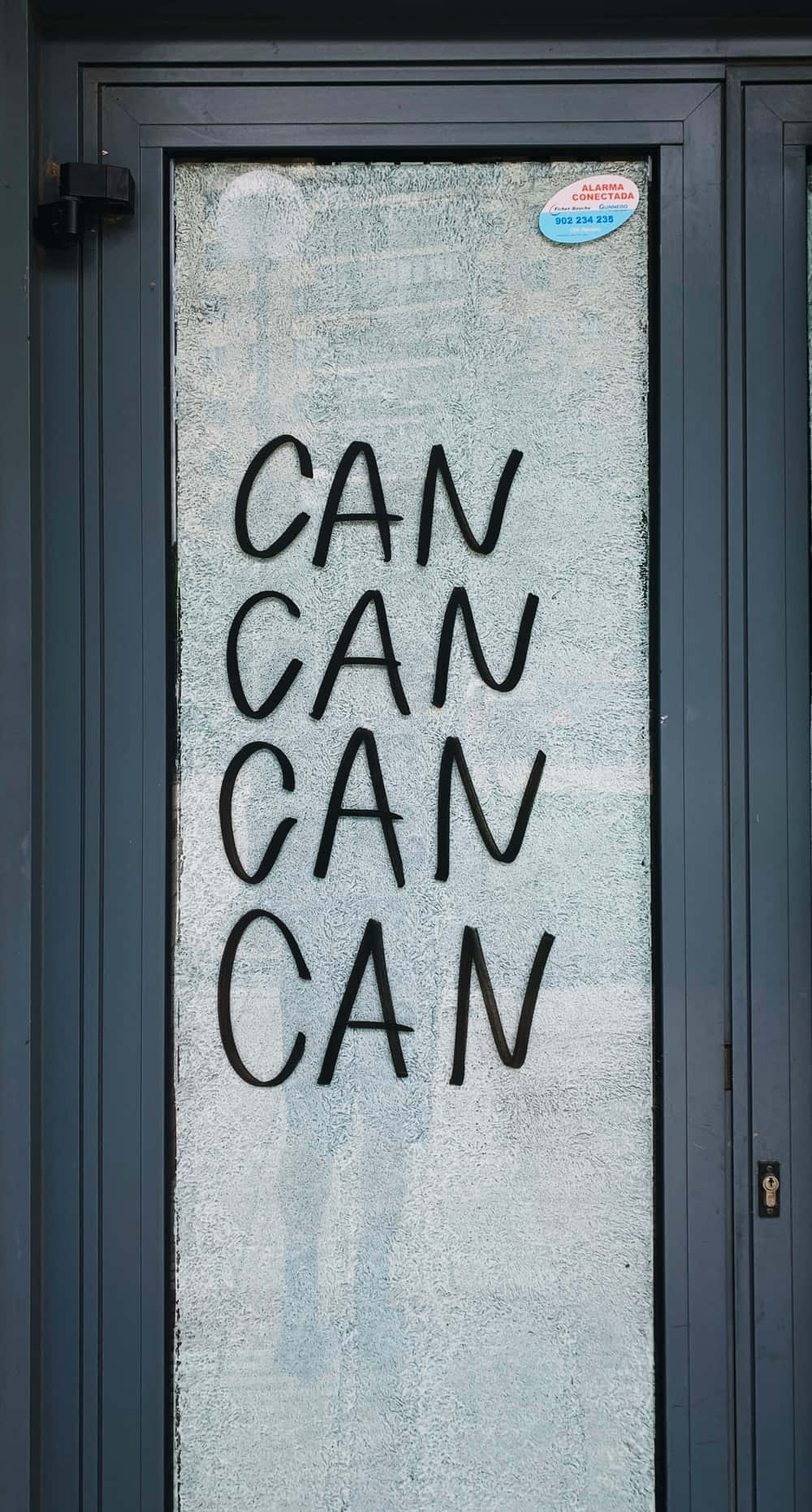 o ușă de sticlă cu cuvântul can can pe ea Fundal