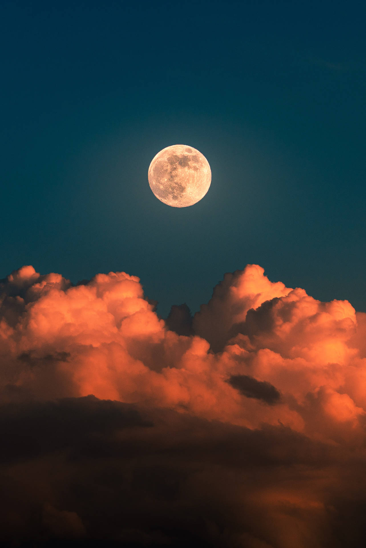 Lună și nori portocalii într-un cer albastru de miez de noapte. Frumoasă vedere scenică de seară de sus. — Luna Fundal