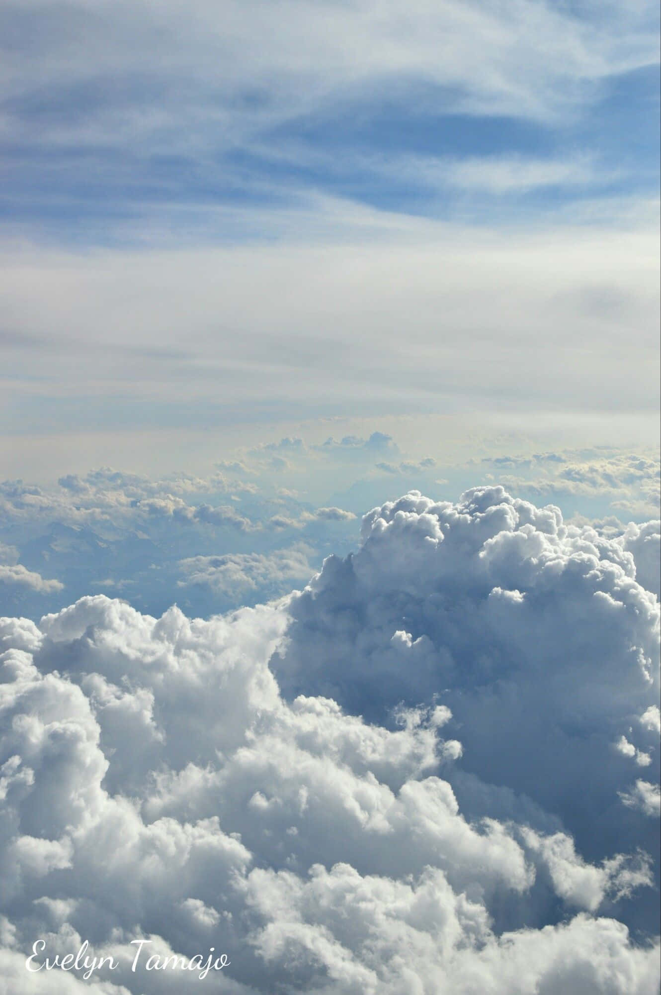 o vedere a norilor dintr-un avion Fundal