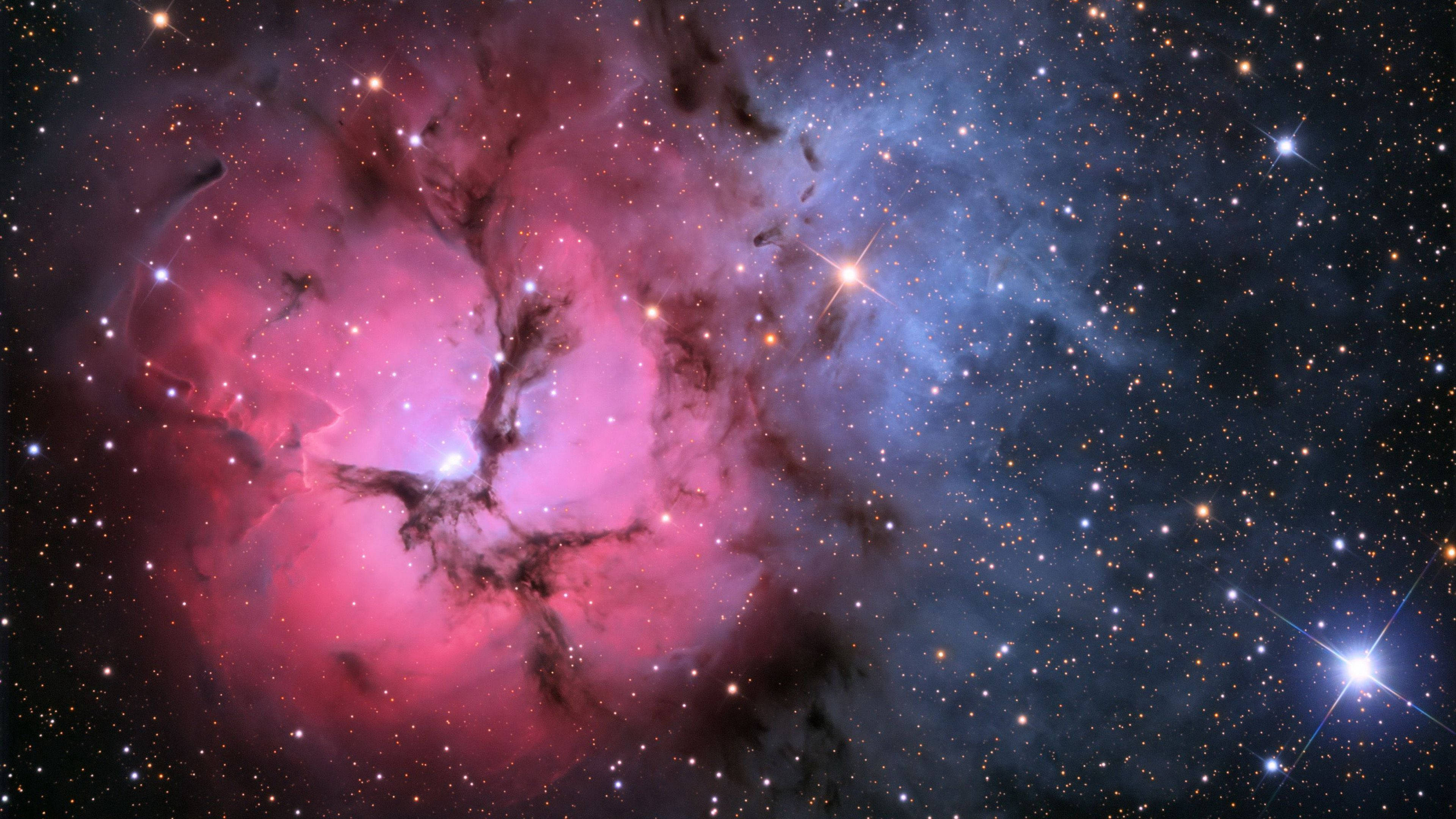 O vedere frumoasă a unei galaxii roz și mov Fundal
