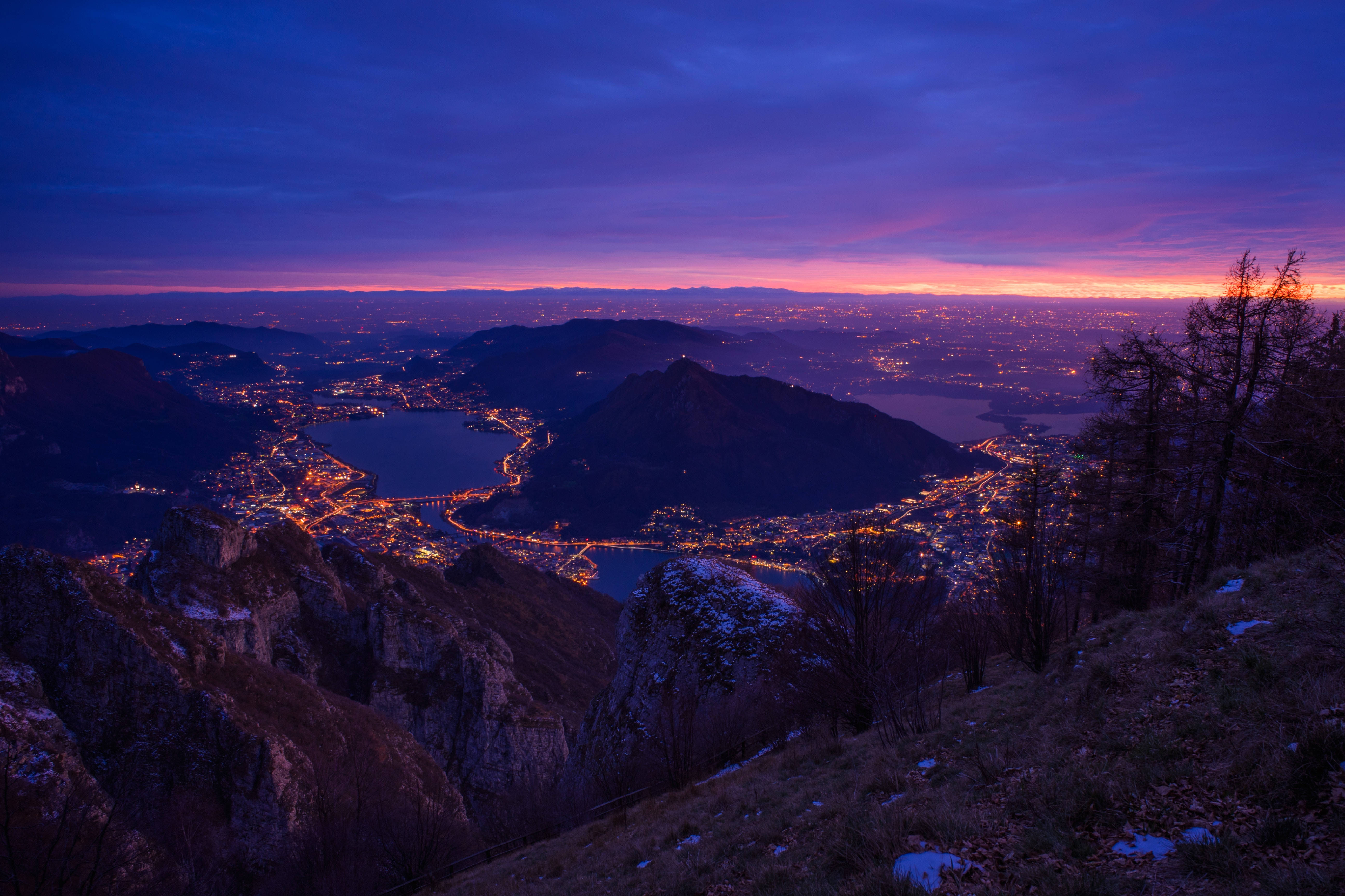 „O vedere magică a orașului nocturn” Fundal