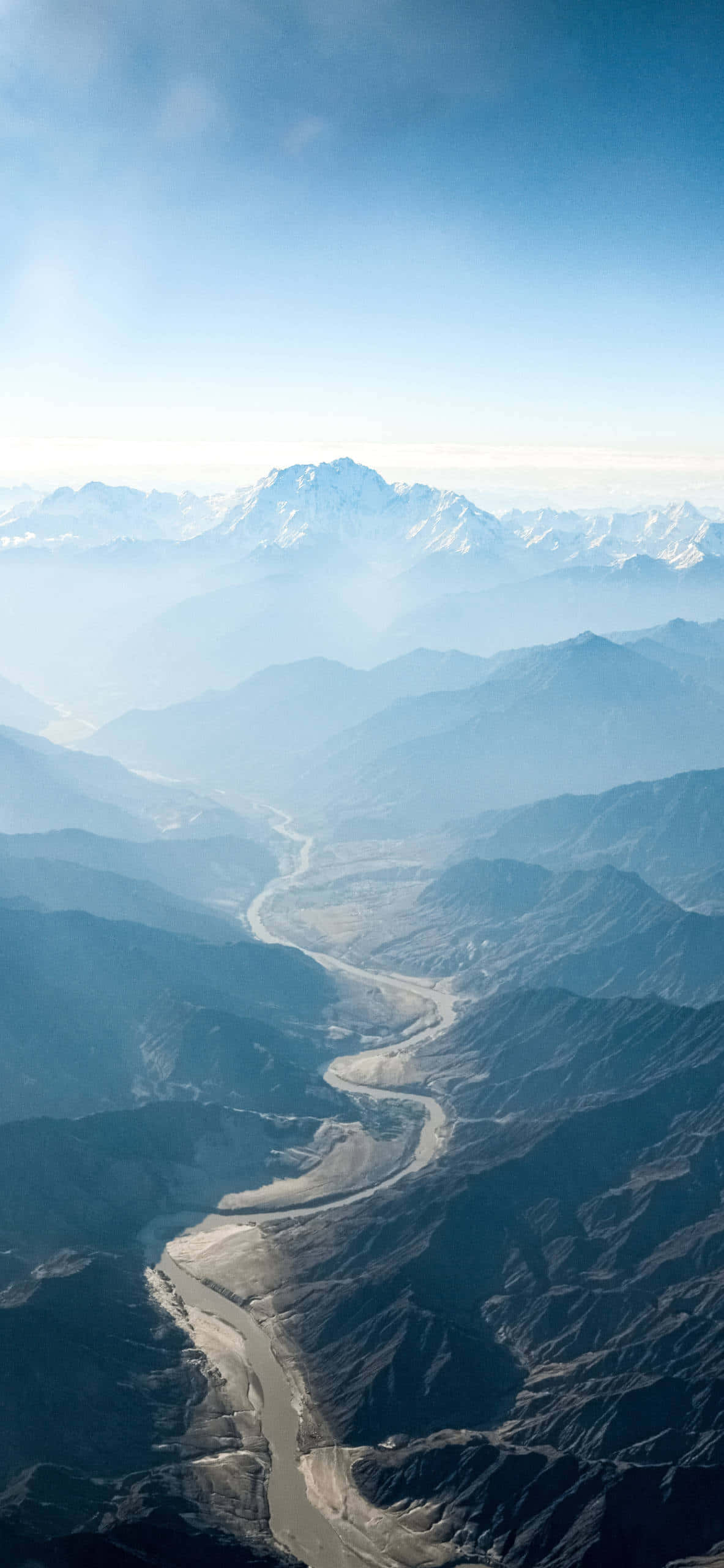 O vedere majestuoasă a Himalayei acoperite de zăpadă Fundal
