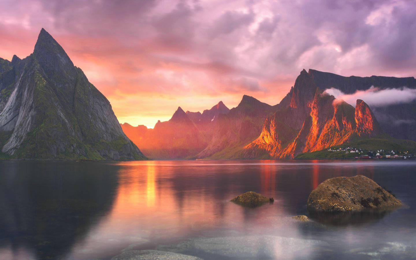 O vedere perfectă a unui lac liniștit cu un MacBook Fundal