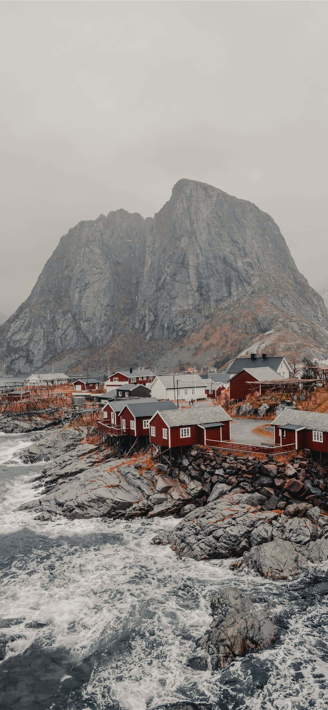 "O vedere scenică apusului de soare a fiordurilor Sogn og Fjordane din Norvegia." Fundal