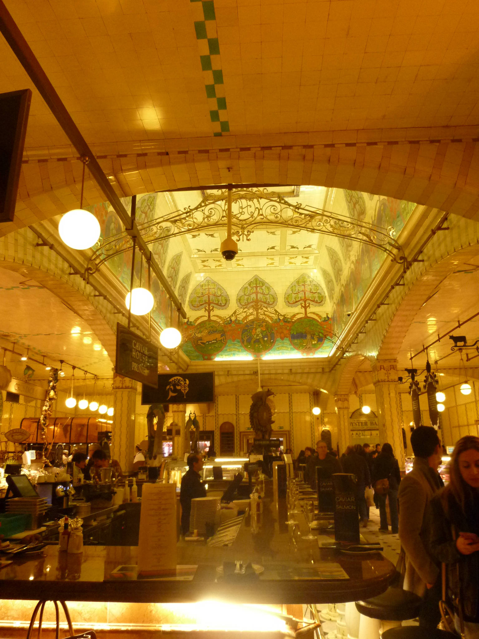 Oameni la cumpărături în Harrods Fundal