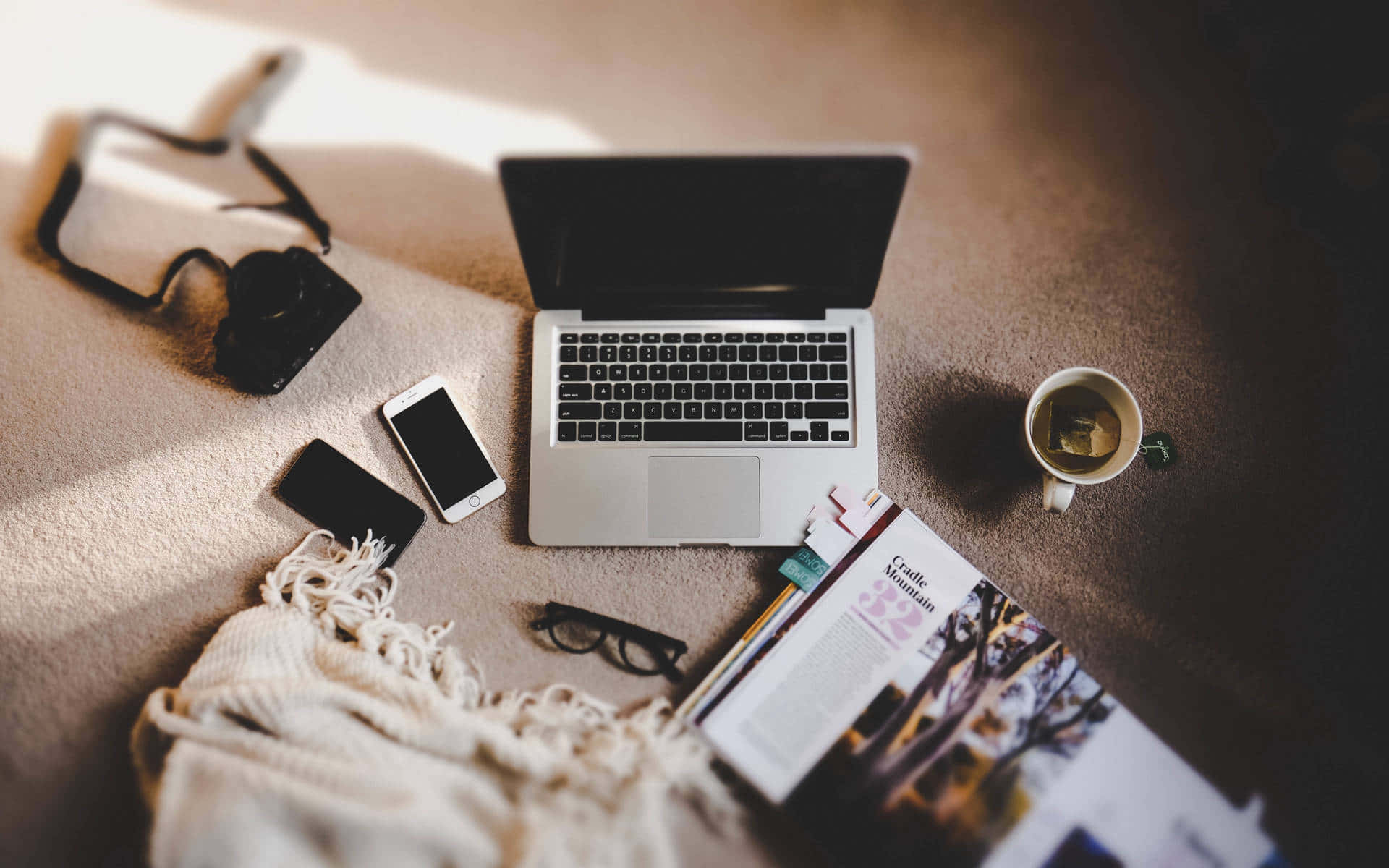 Obține măiestrie estetică cu acest laptop elegant Fundal