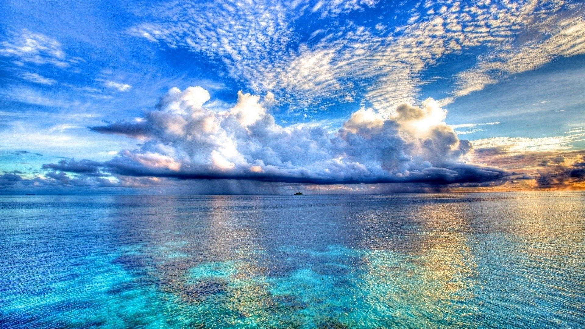 Ocean Estetic și Cer Înnorat Fundal