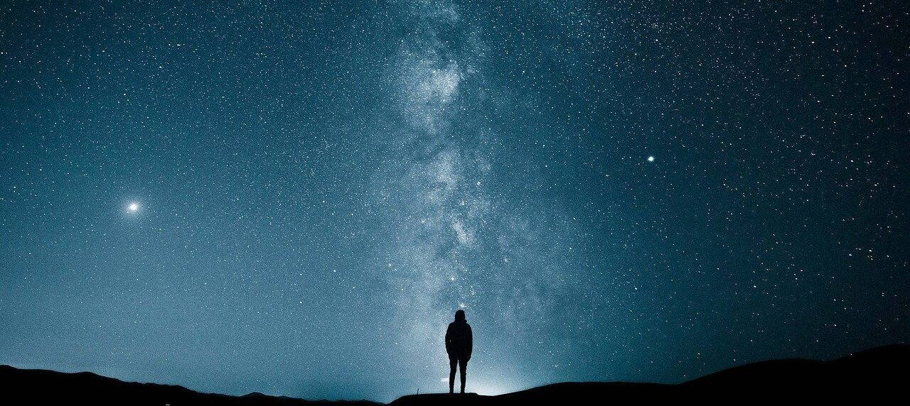 Om și Galaxie Contrast Tonal Ridicat Fundal
