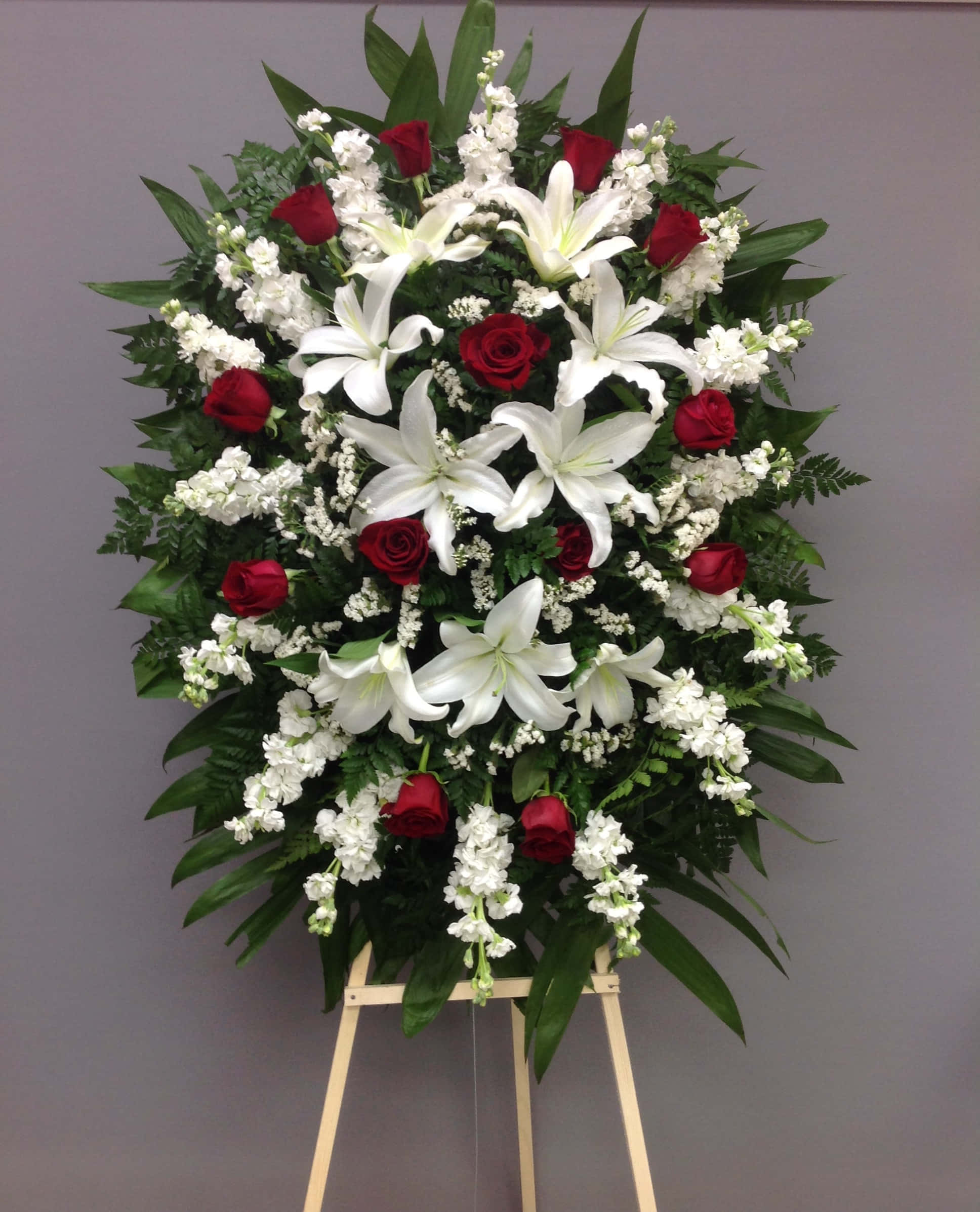 Omagiu floral funebru în memoria unei persoane dragi. Fundal