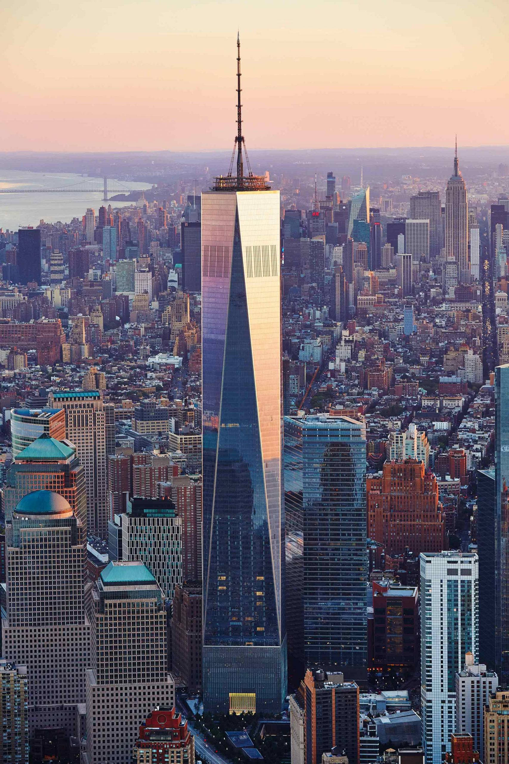 One World Trade Center în roz și albastru Fundal