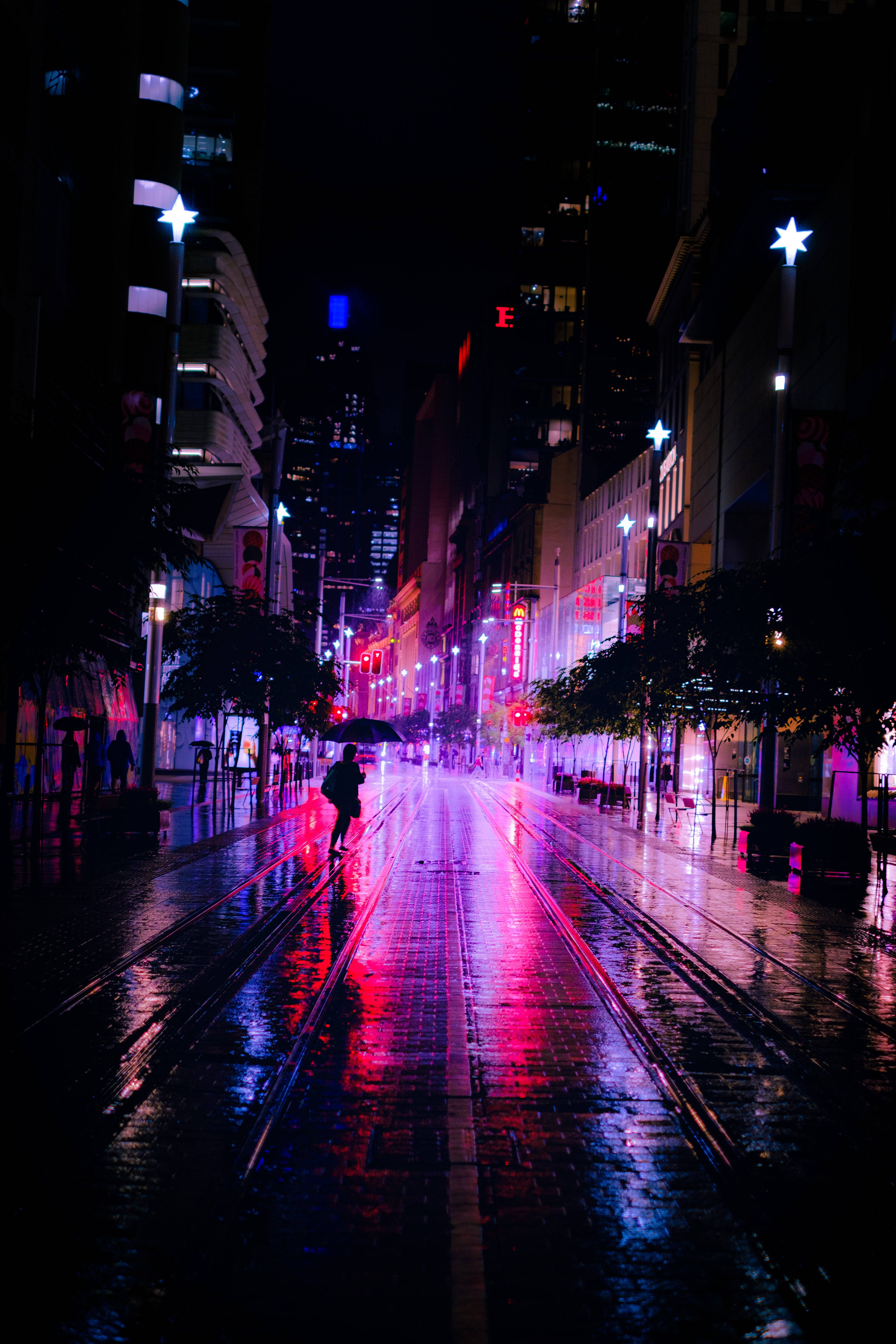 Oraș neon întunecat în ploaie Fundal