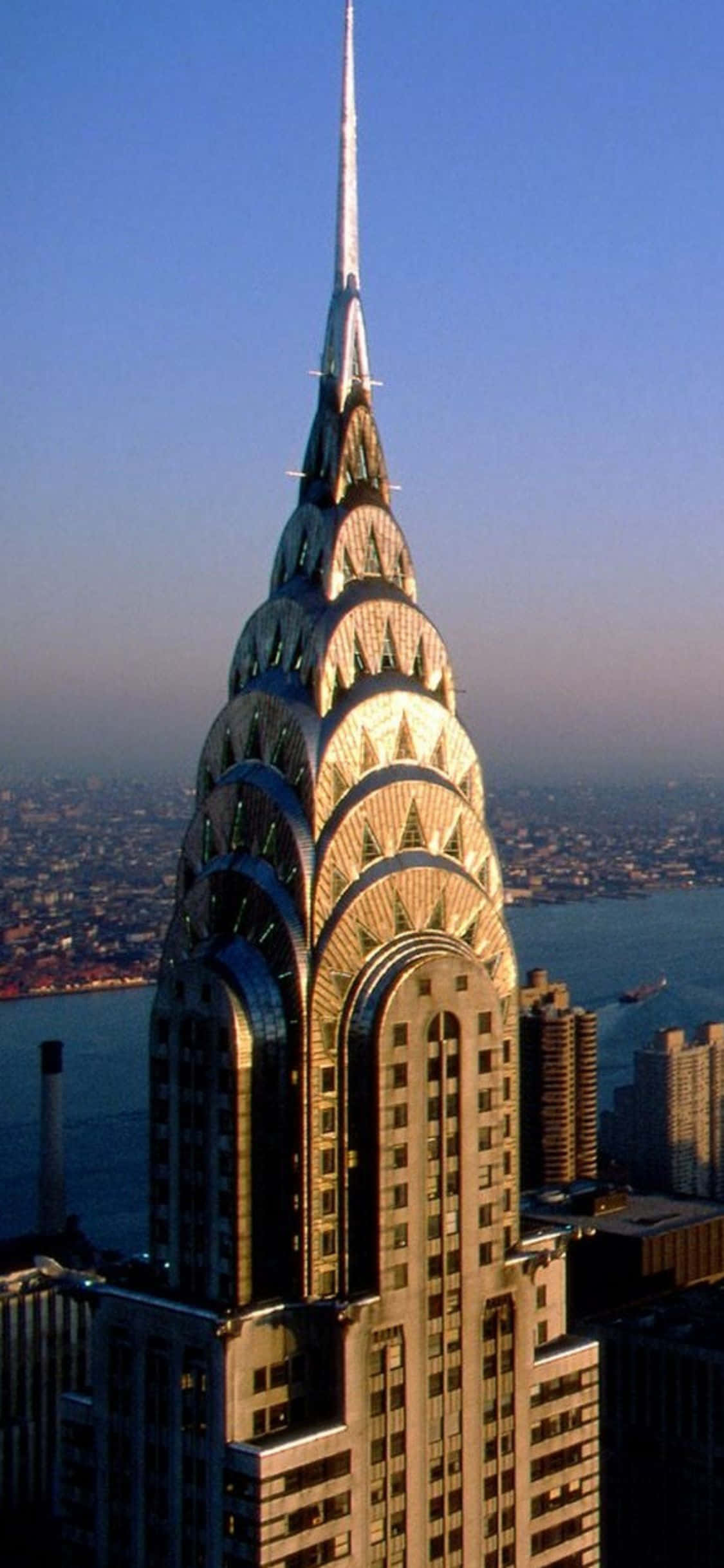 Orașul care nu doarme niciodată – New York noaptea, de la orizontul iconic până la reflexiile luminilor stradale în port. Fundal