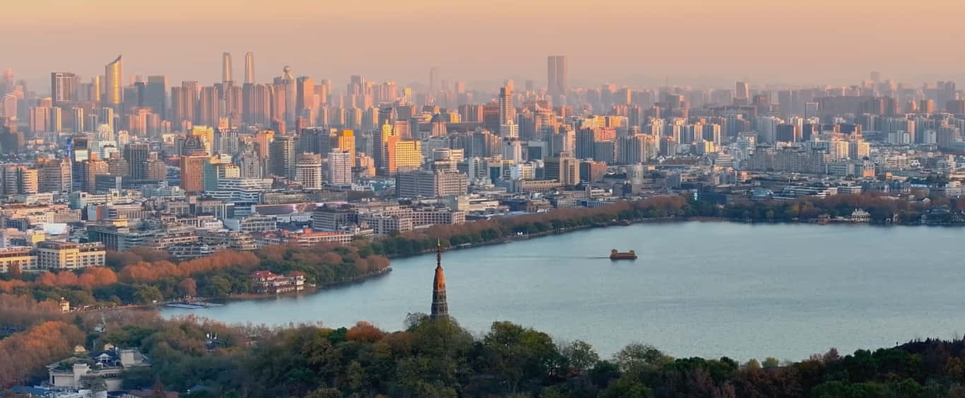 Orizont urban la apus cu vedere la lac Fundal