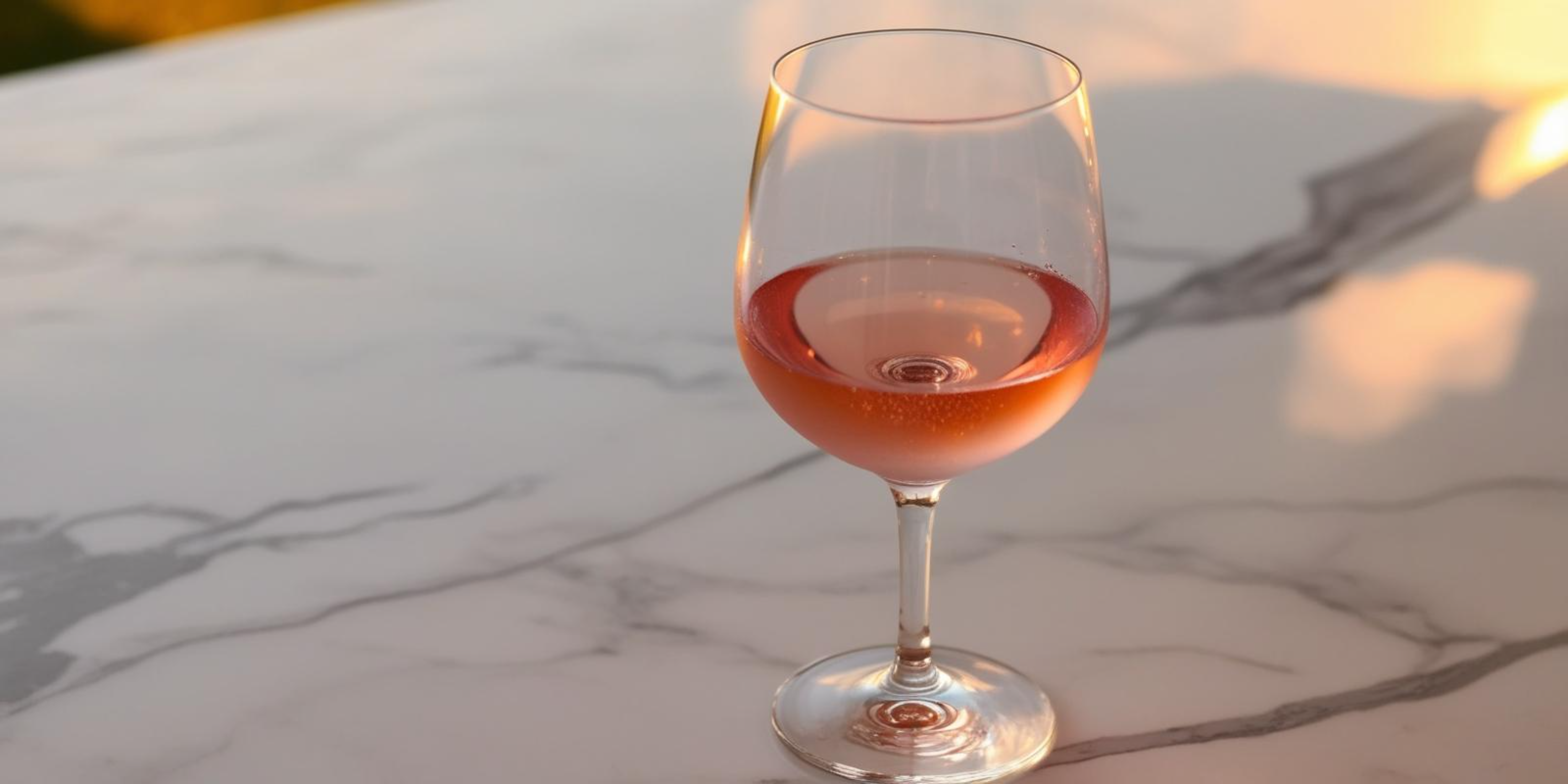 Pahar de vin pe masă de marmură Fundal