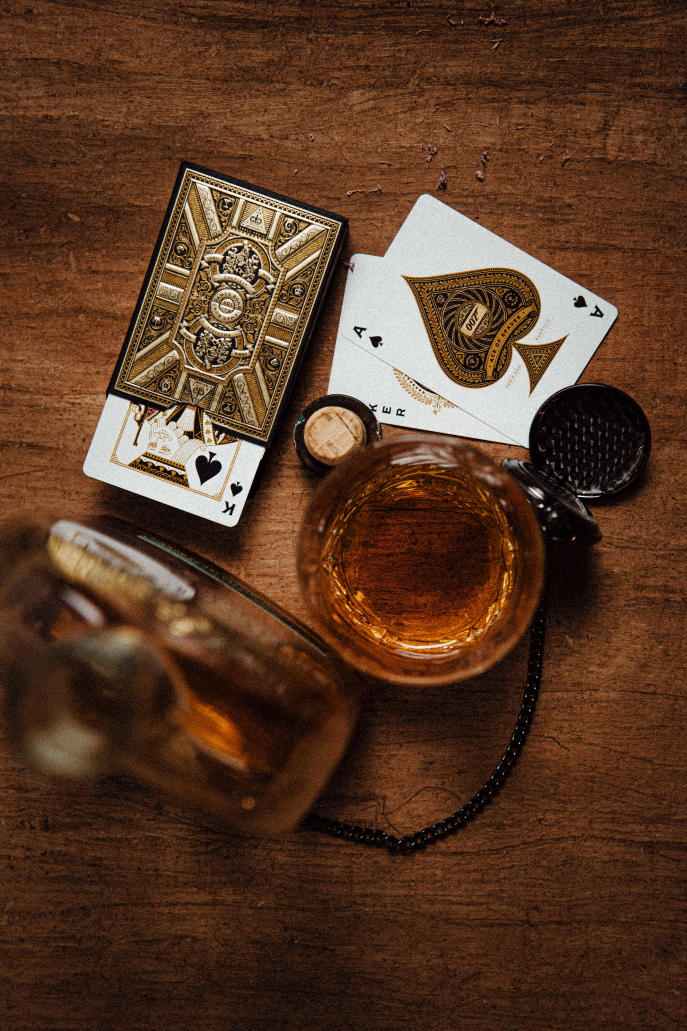 Pahar de whiskey și cărți de joc Fundal
