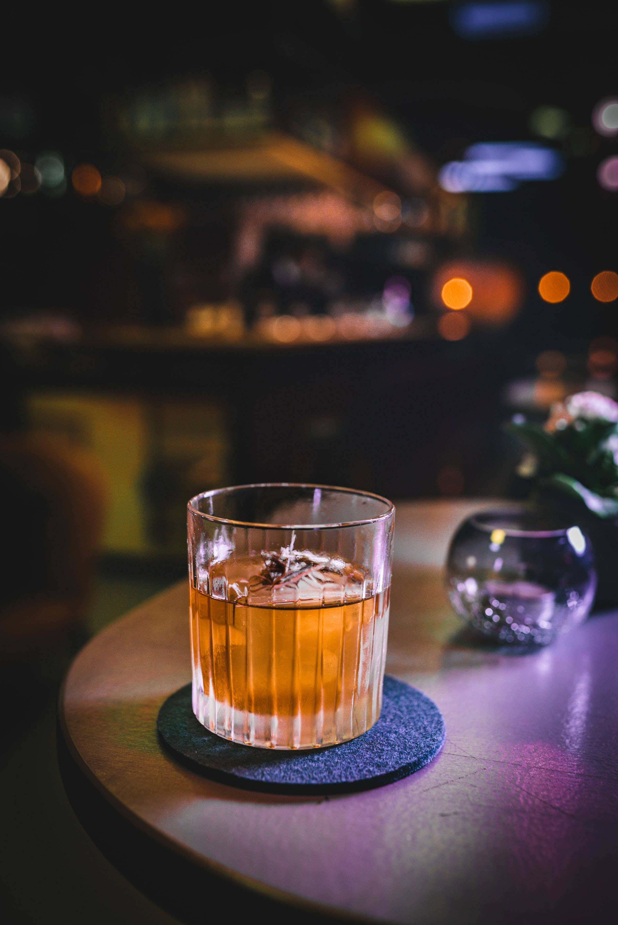 Pahar de whisky pe suport Fundal