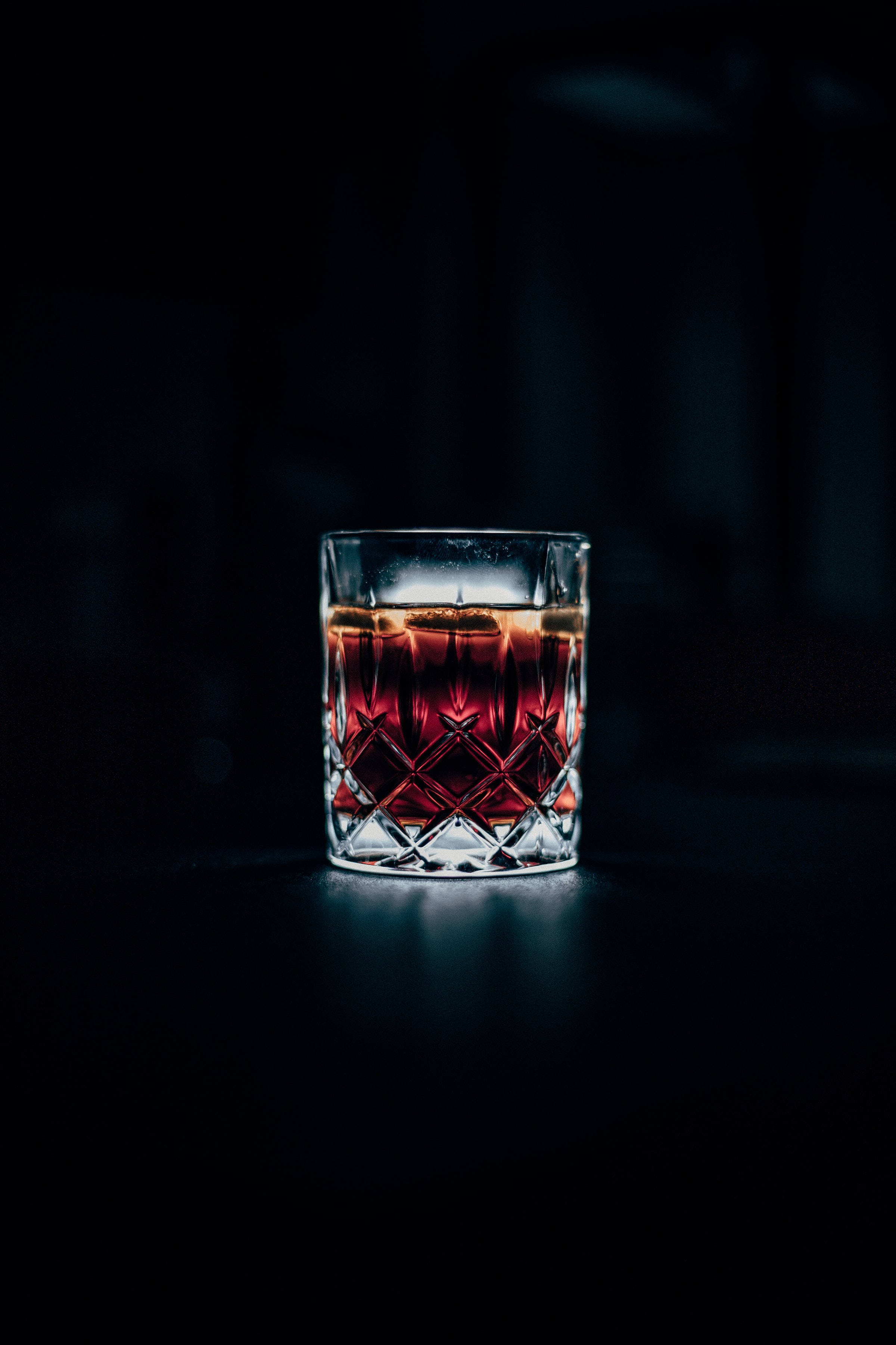 Pahar minimalist de whisky Fundal